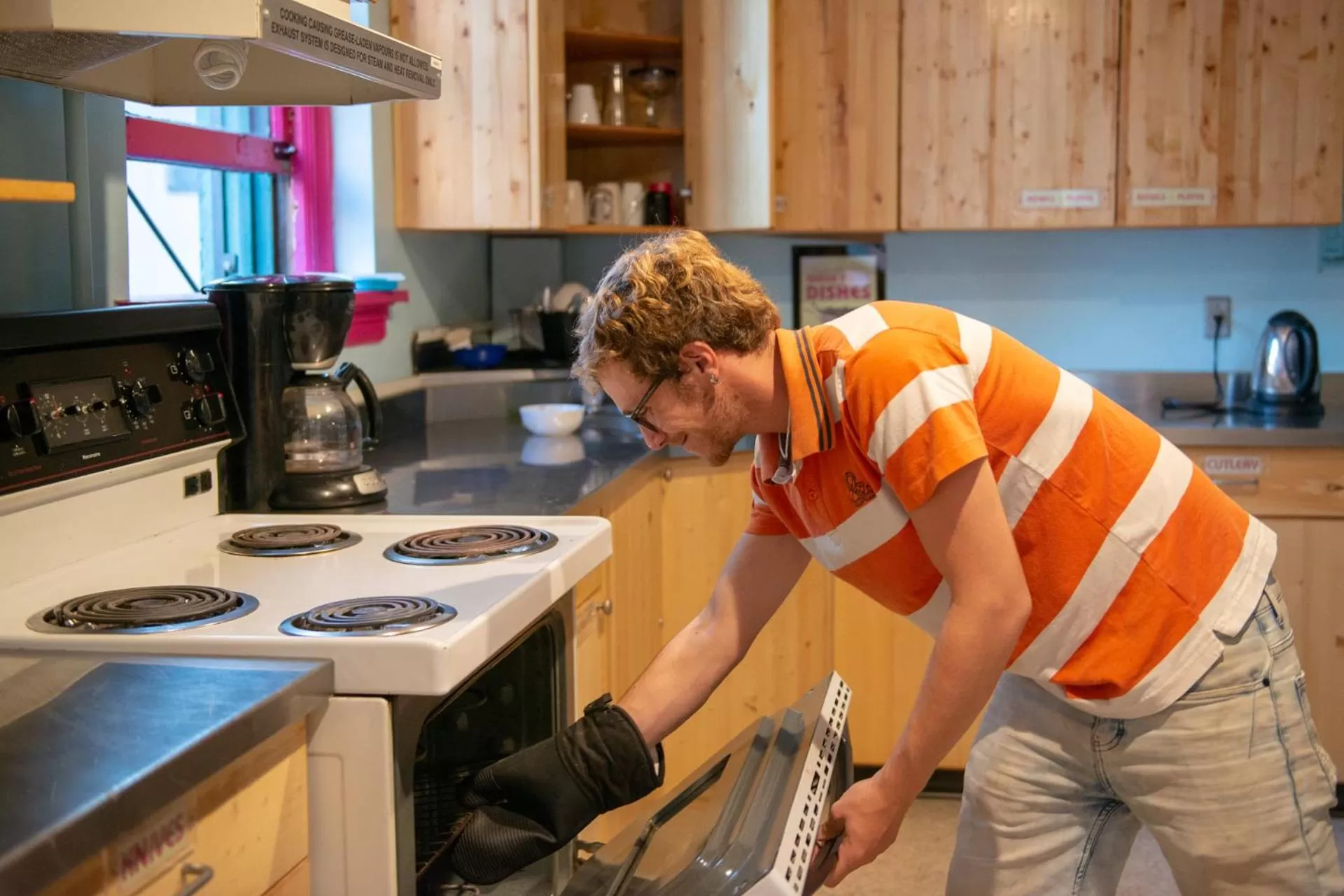 People in Ocean Island Inn | Backpackers | Suites