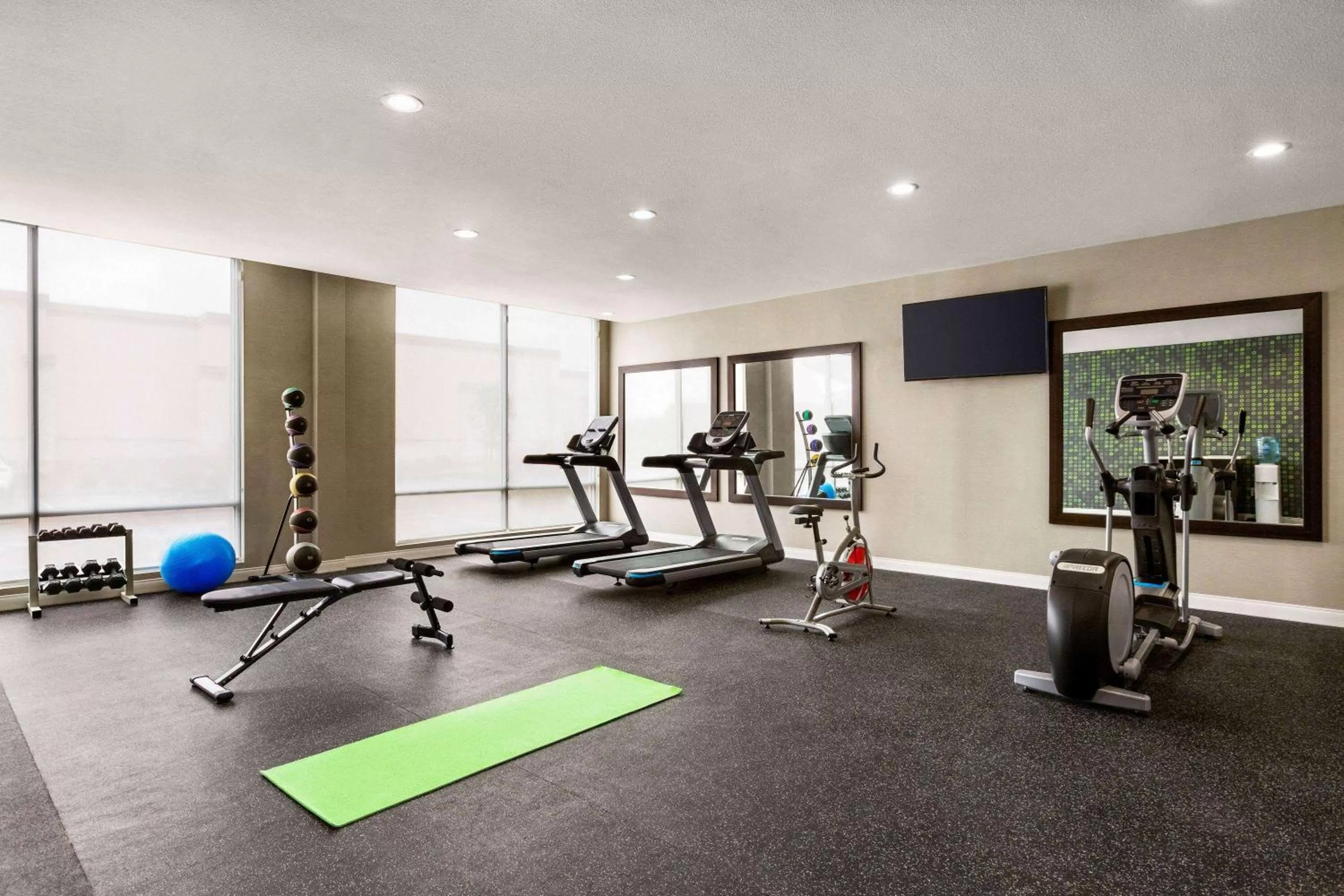 Fitness centre/facilities in La Quinta by Wyndham Richmond-Sugarland