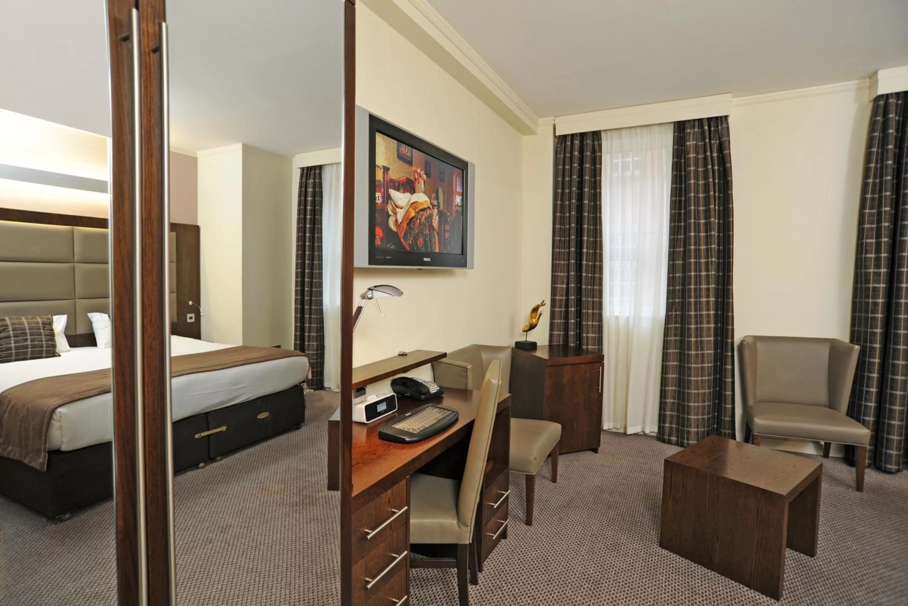 Photo of the whole room, Bed in Mercure London Paddington Hotel