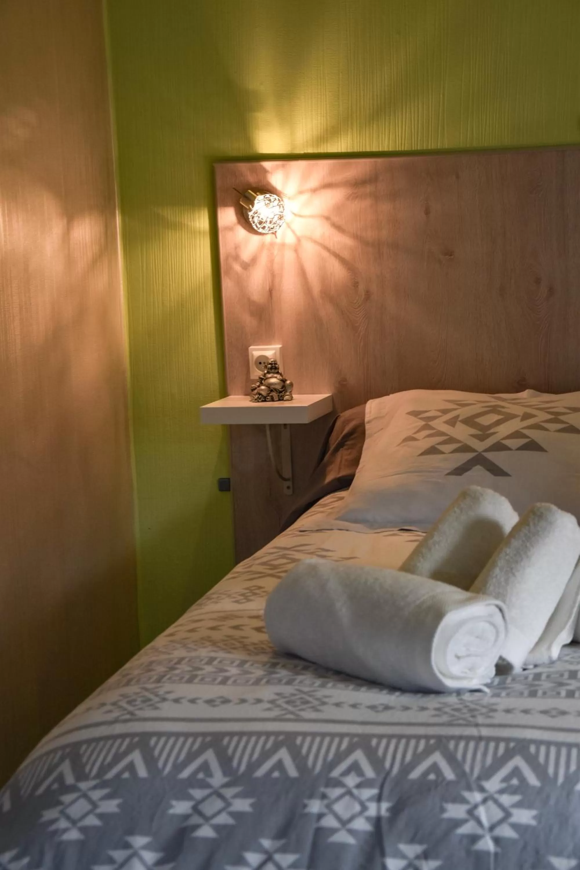 towels, Bed in Hotel des Remparts