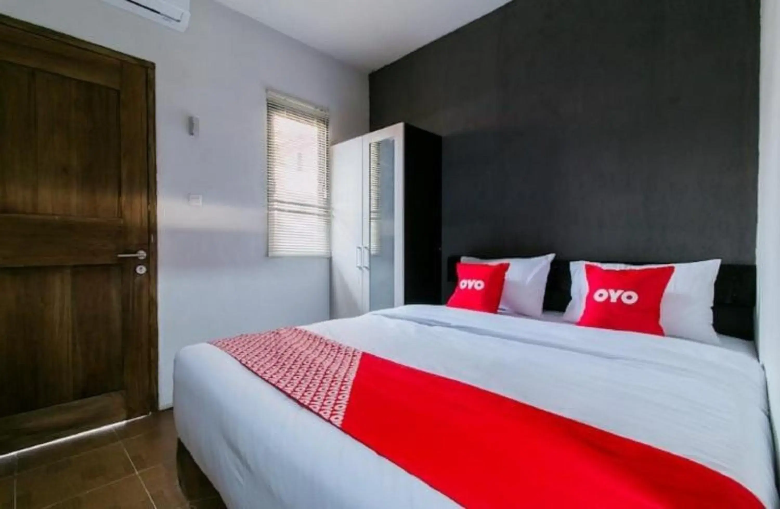 Deluxe Double Room in Capital O 1898 Louise Place Deluxe Double Room in Capital O 1898 Louise Place