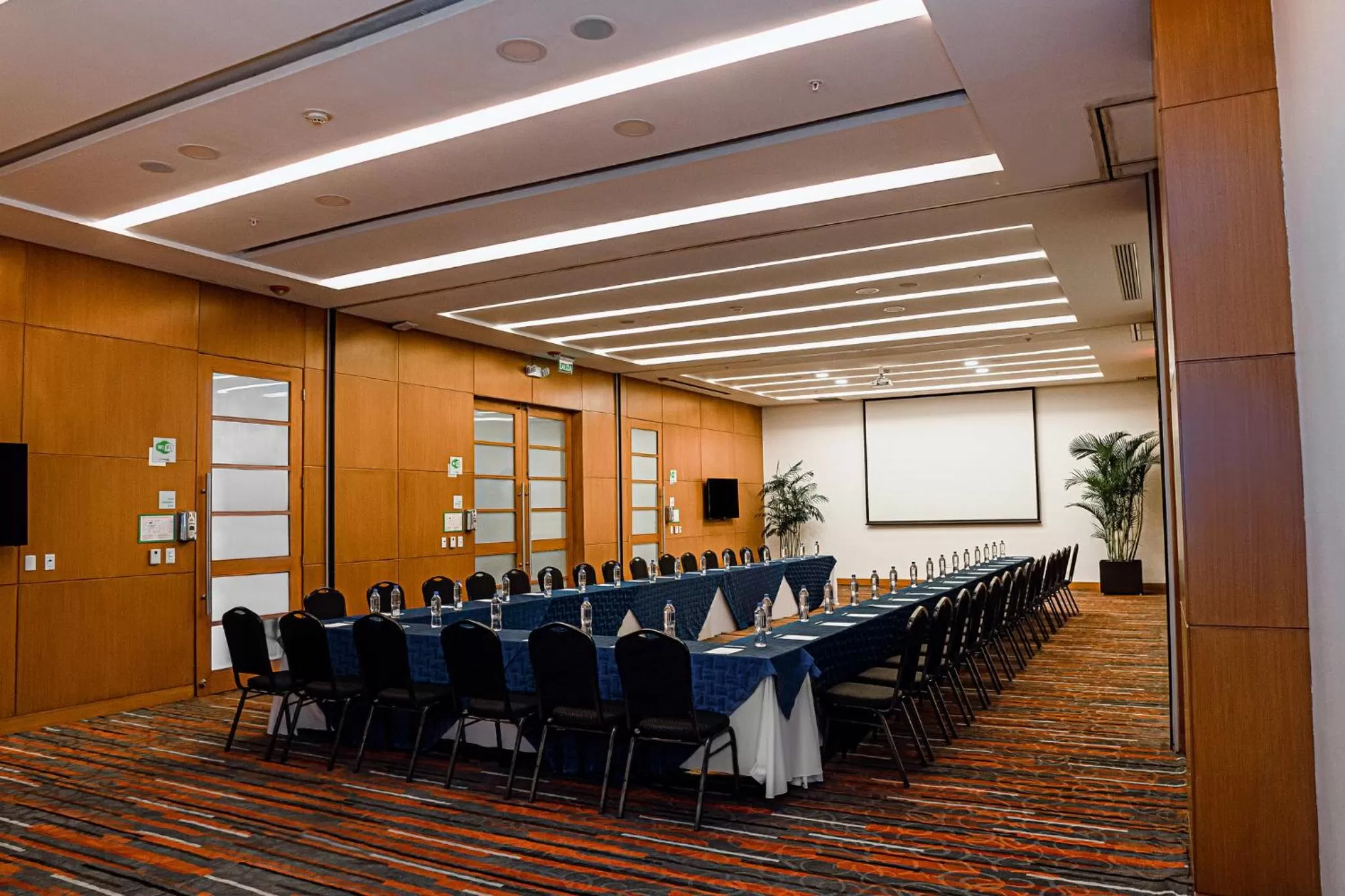 Meeting/conference room in Holiday Inn Guayaquil Airport by IHG