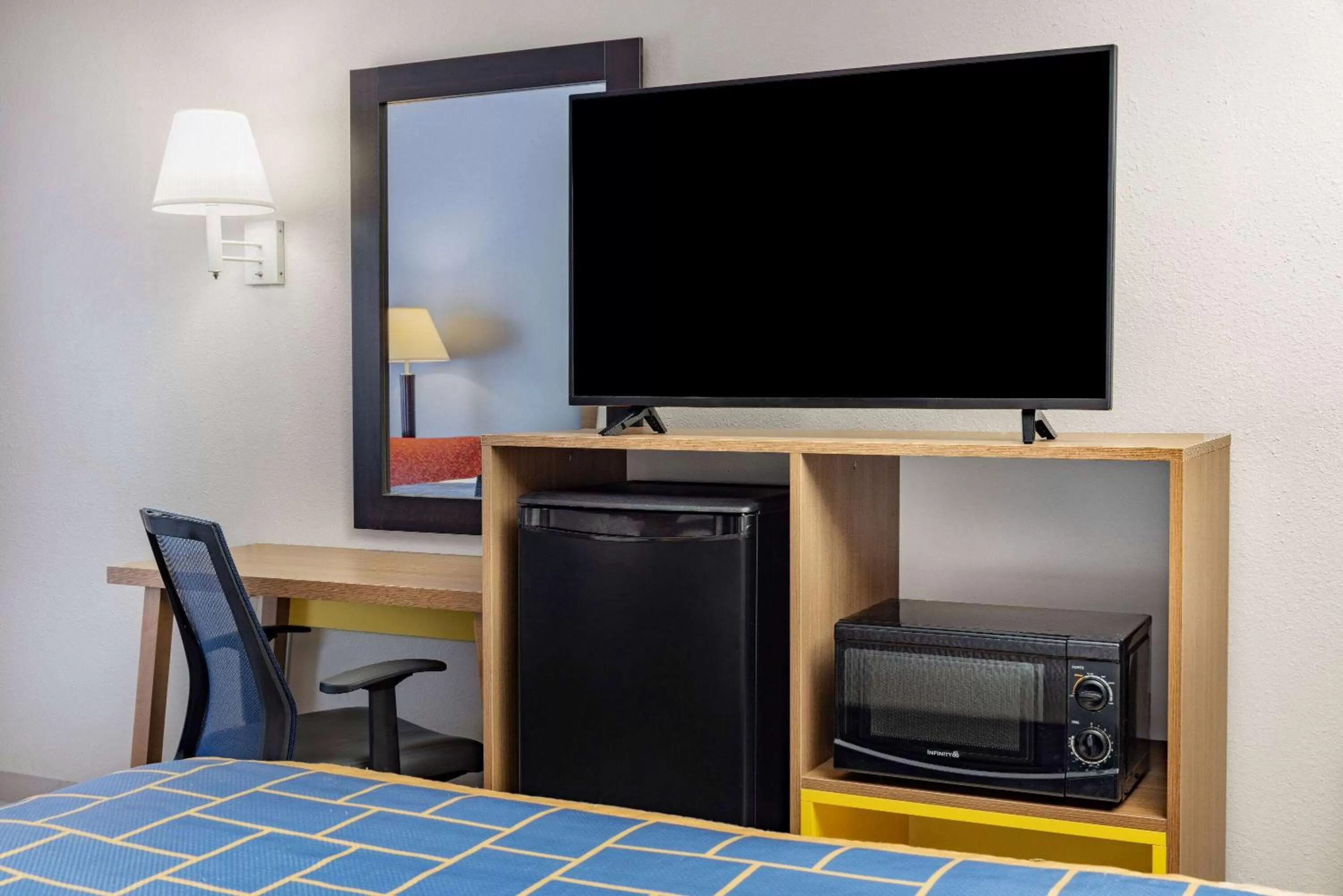 Photo of the whole room in Days Inn & Suites by Wyndham Savannah Midtown