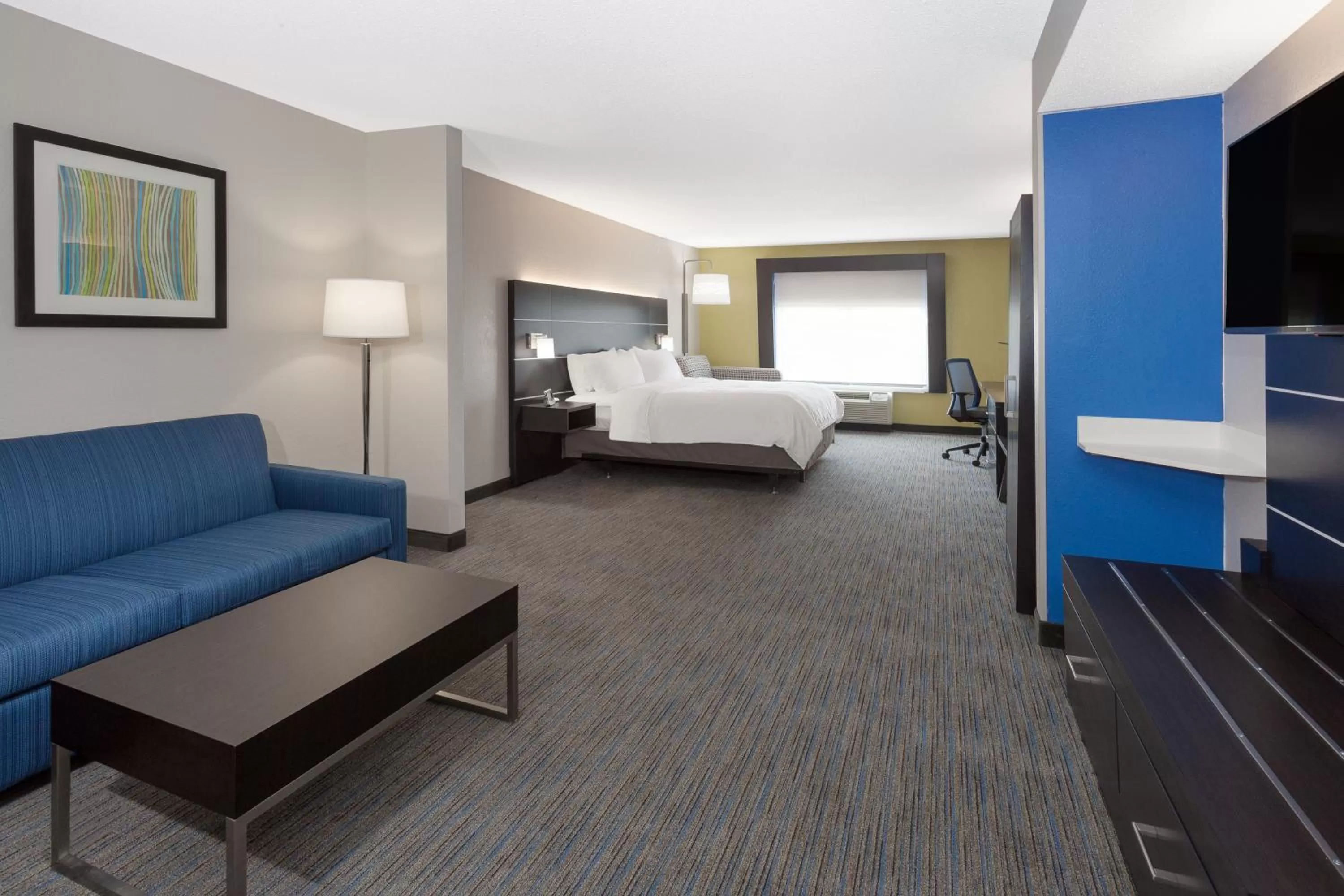Seating area, Bed in Holiday Inn Express & Suites Culpeper by IHG