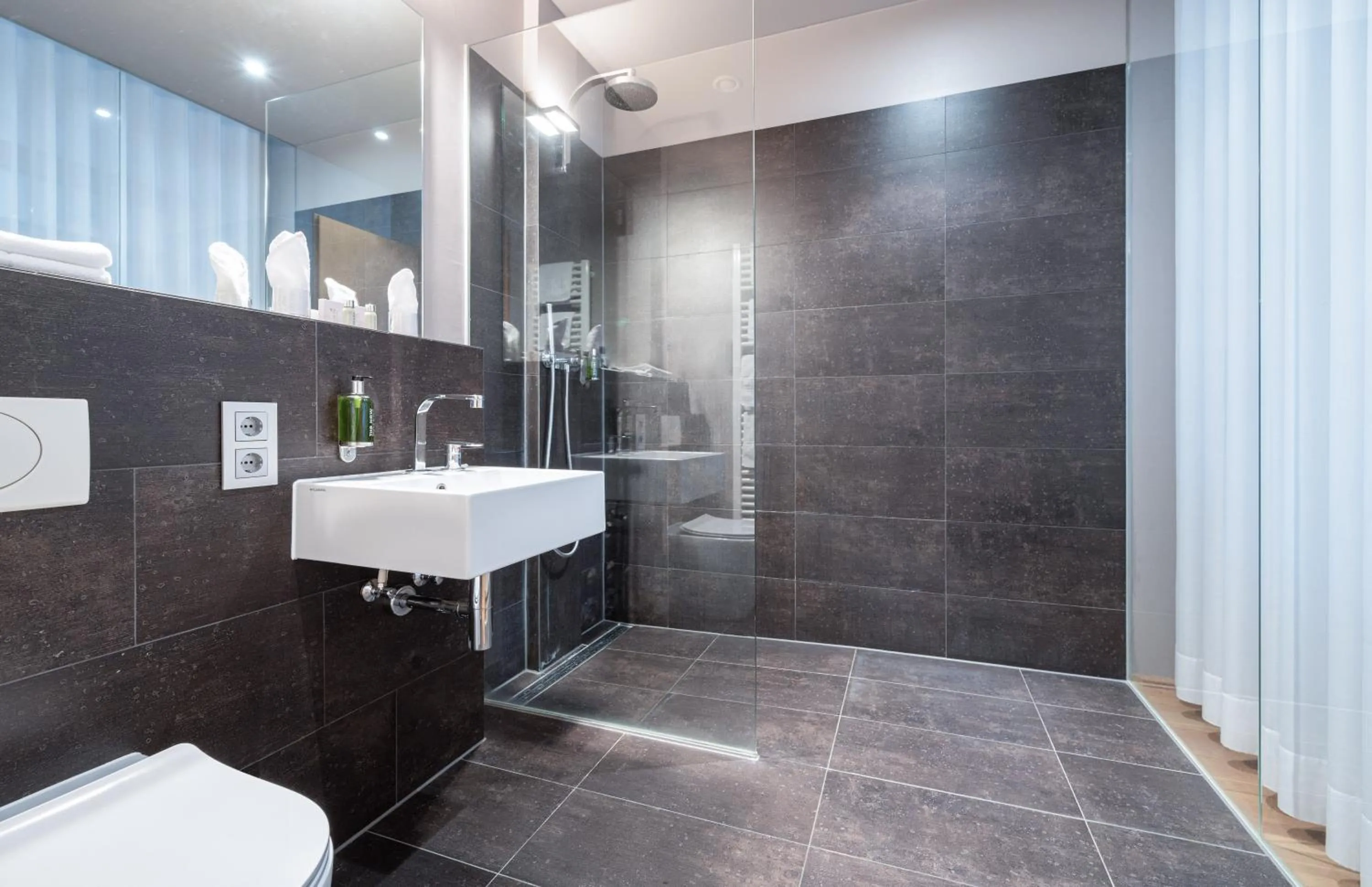 Bathroom in The New Yorker Hotel Köln-Messe