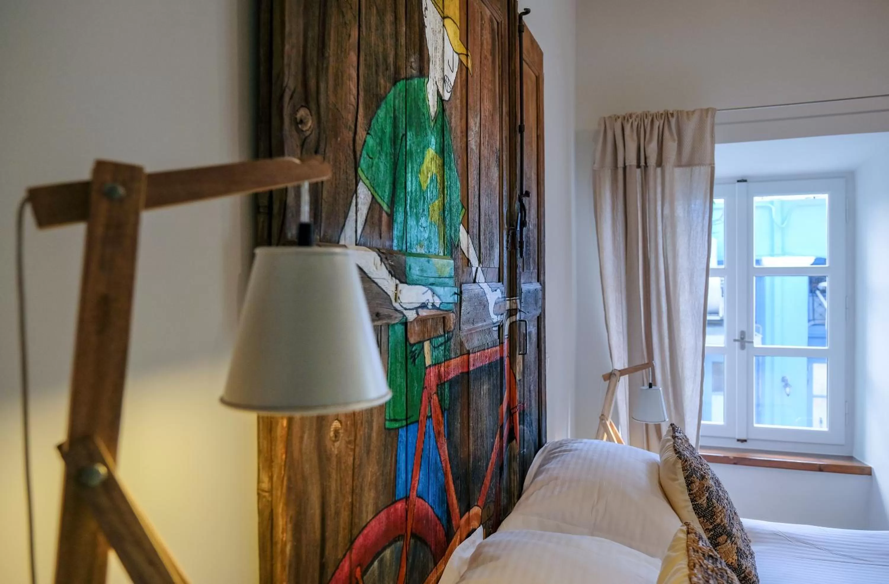 Bed in Amymone and Adiandi