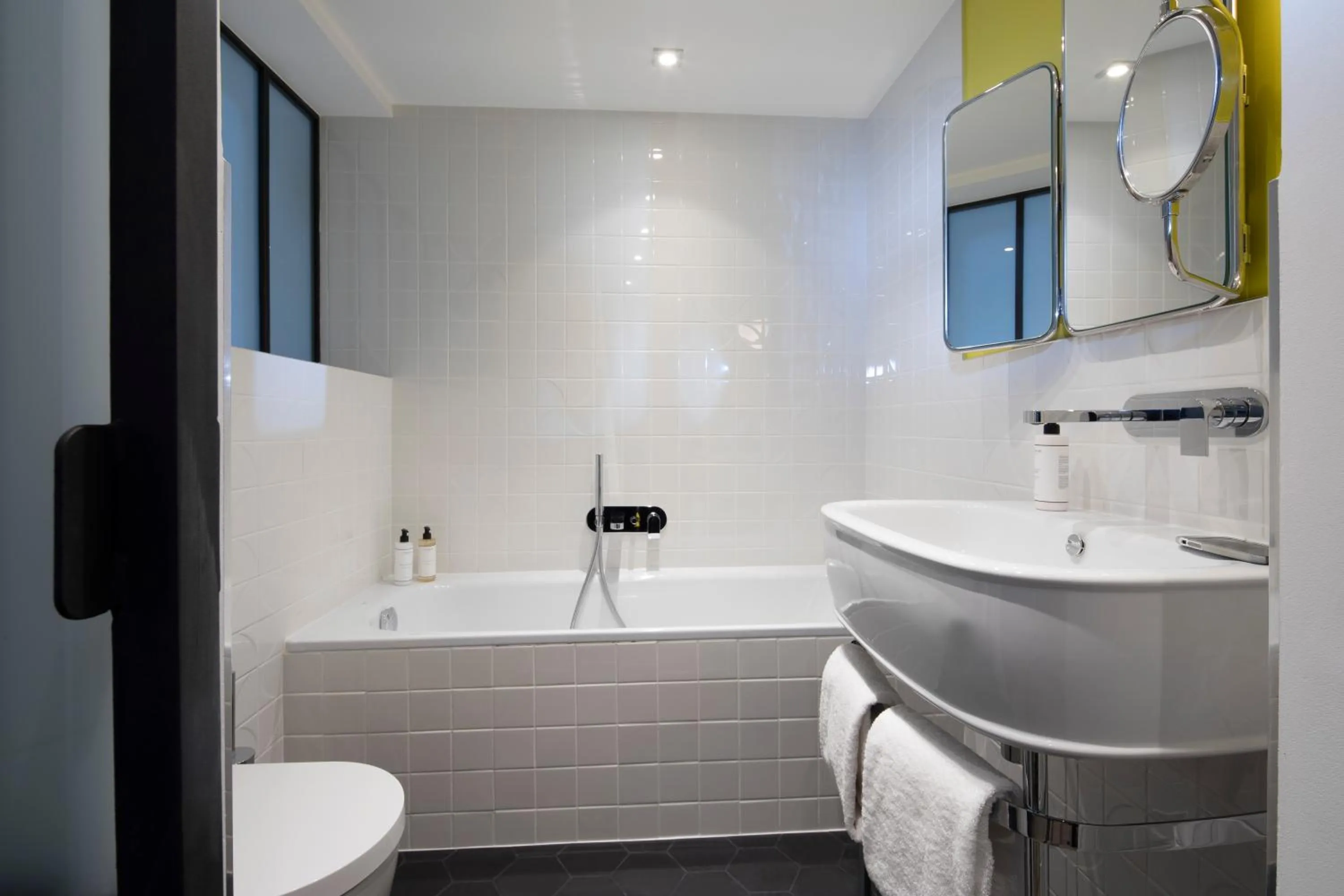 Bathroom in Hôtel Les Deux Girafes