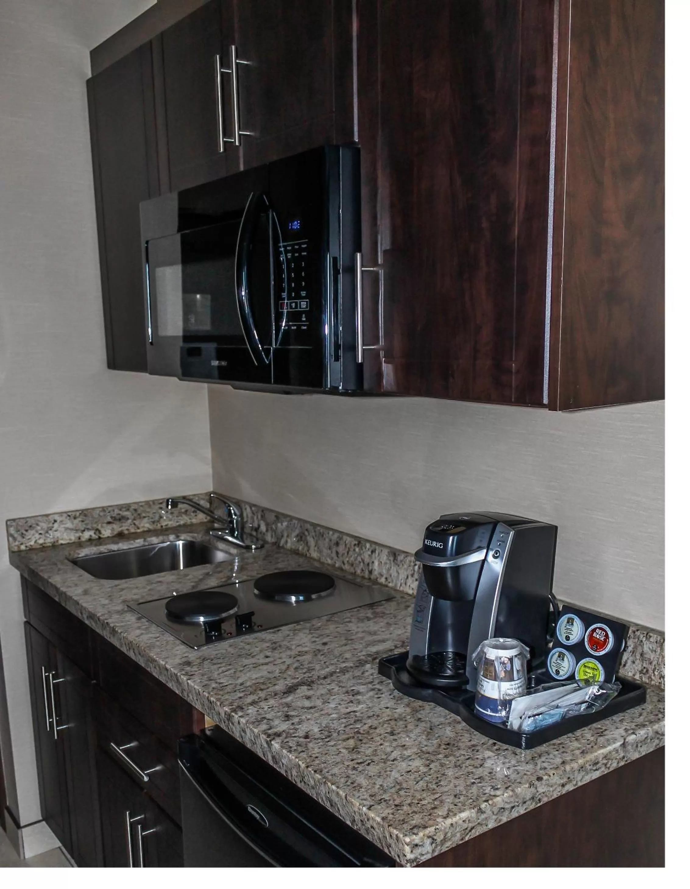 Kitchen or kitchenette in Best Western Plus Moosomin Hotel