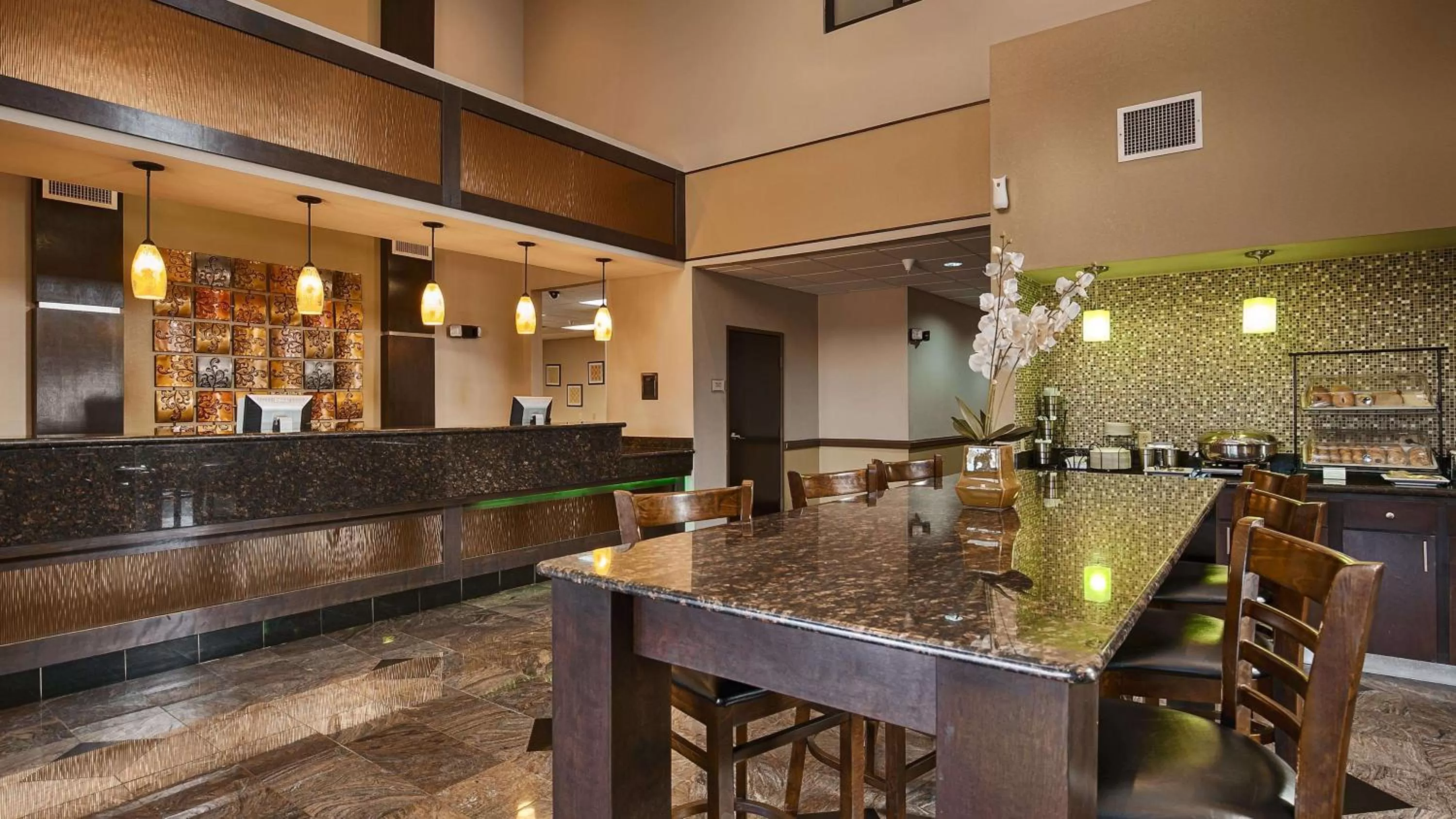 Lobby or reception in Best Western Inn & Suites - Lake Charles
