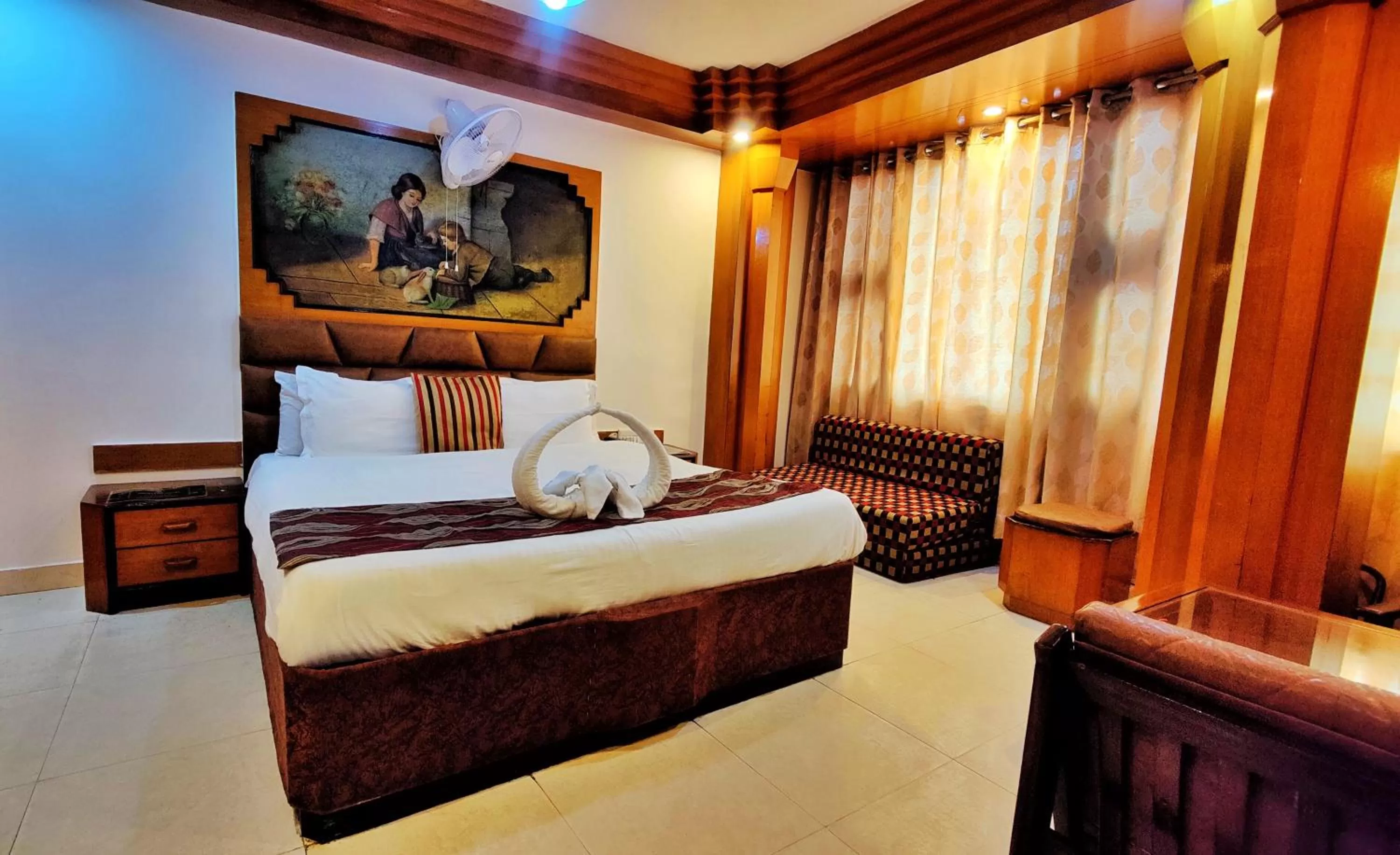 Bedroom, Bed in Auckland Hotel and Restaurant Near Mall Road