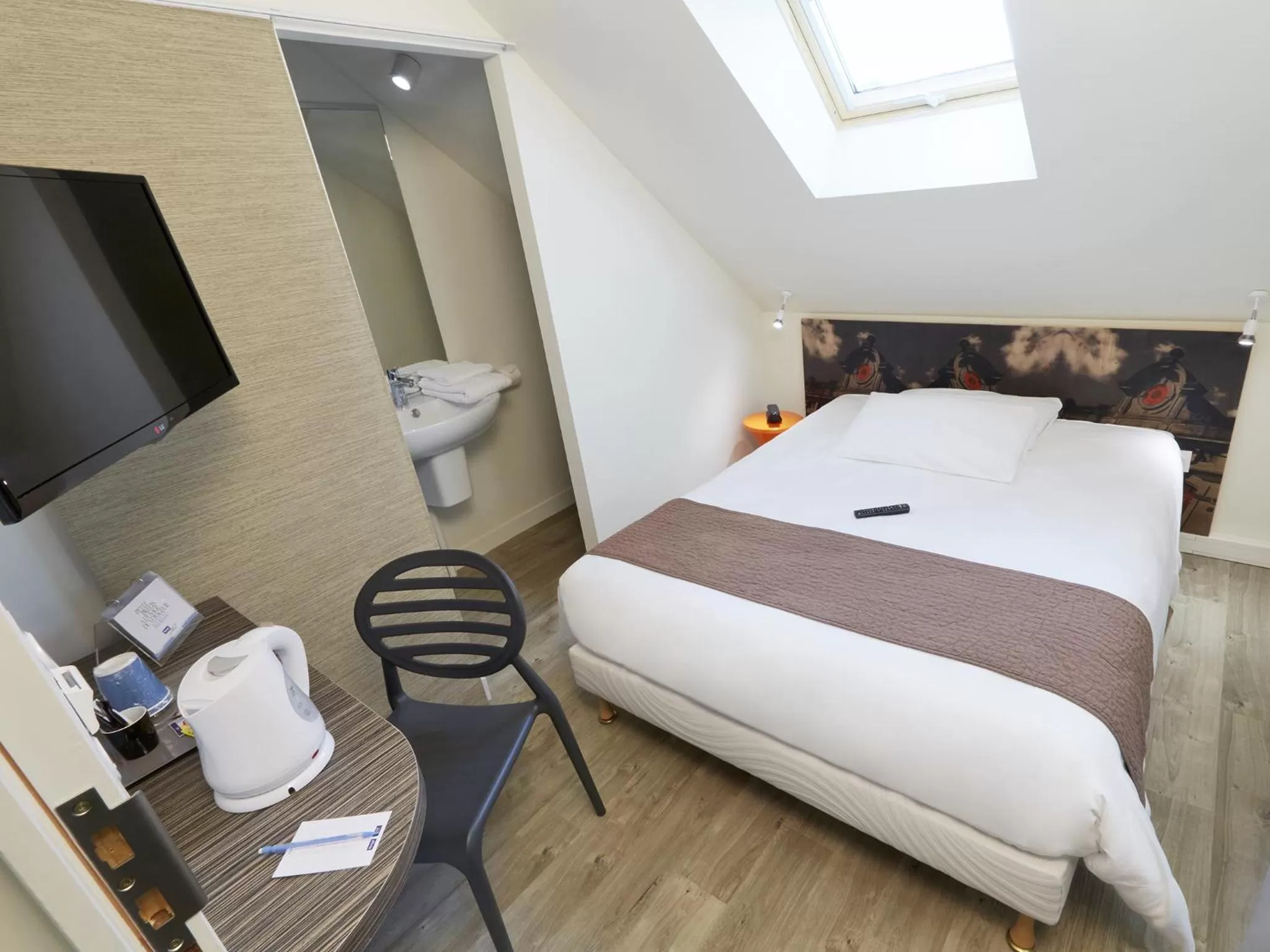 Bed in Kyriad Nantes Centre Graslin