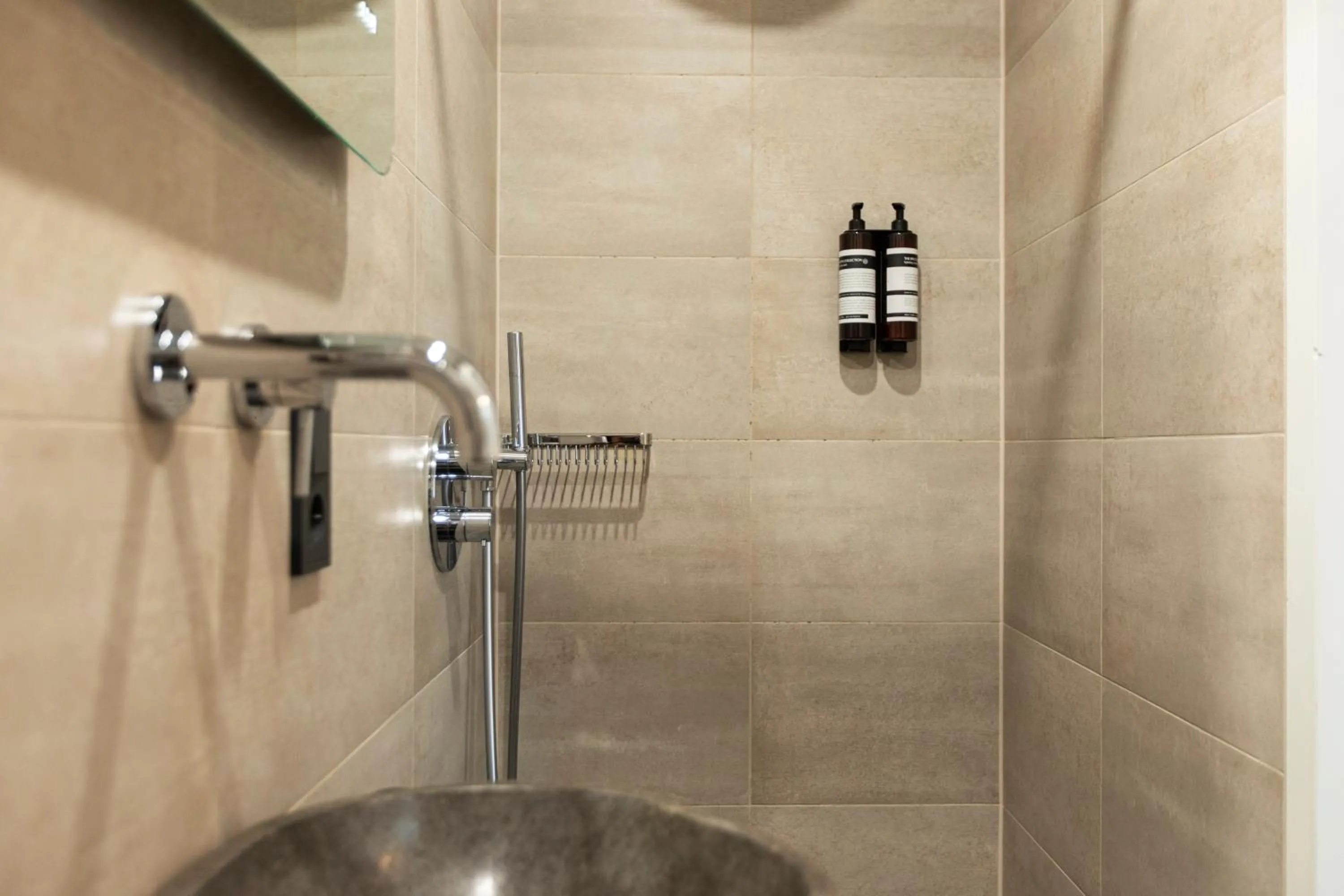Bathroom in Quentin Golden Bear Hotel
