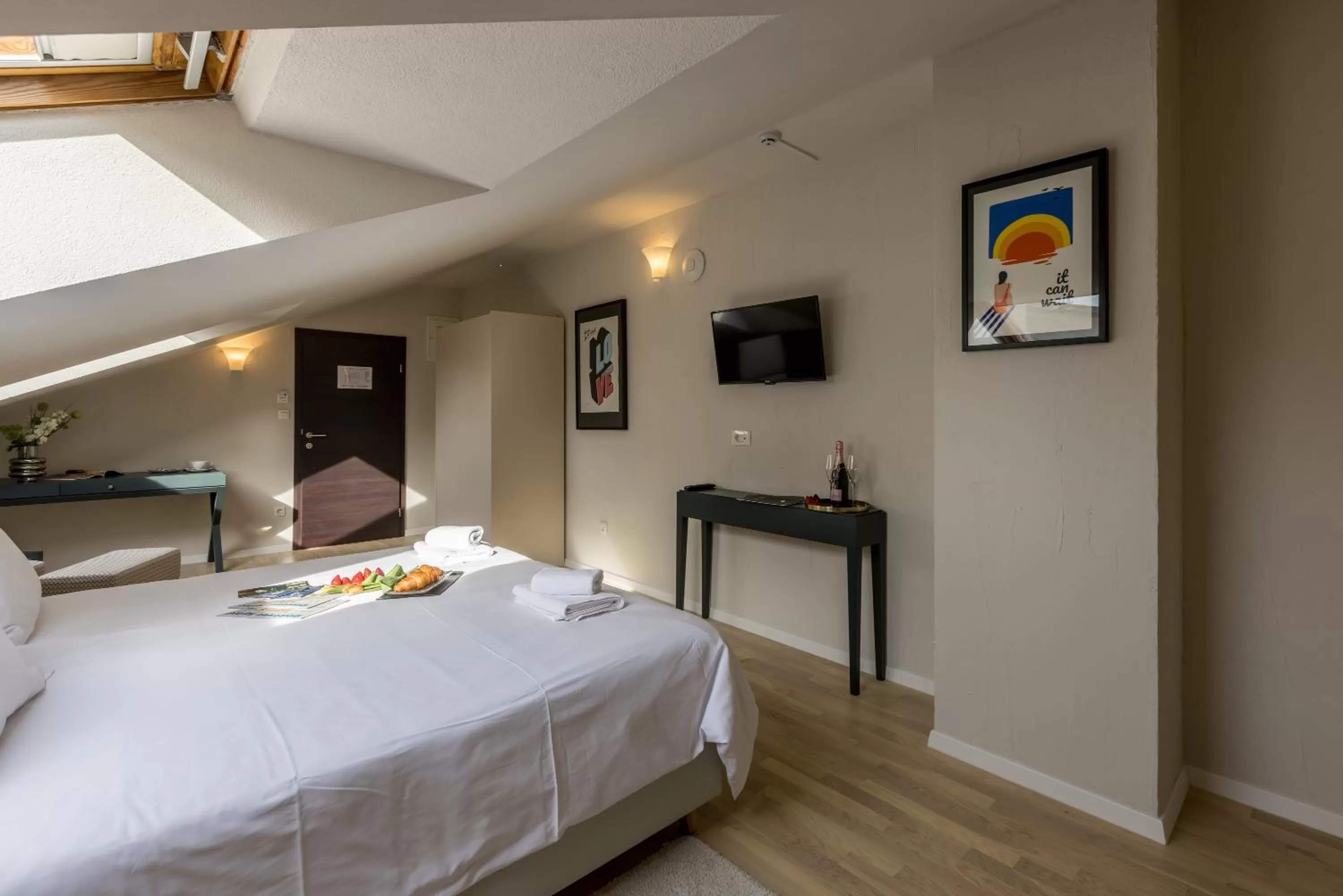 Bed in Leonis Restaurant & Rooms