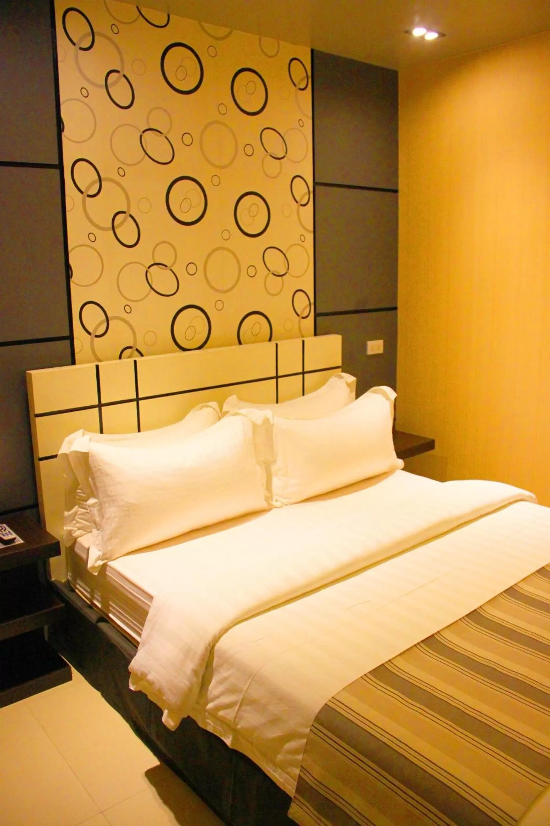 Bed in Eloisa Royal Suites