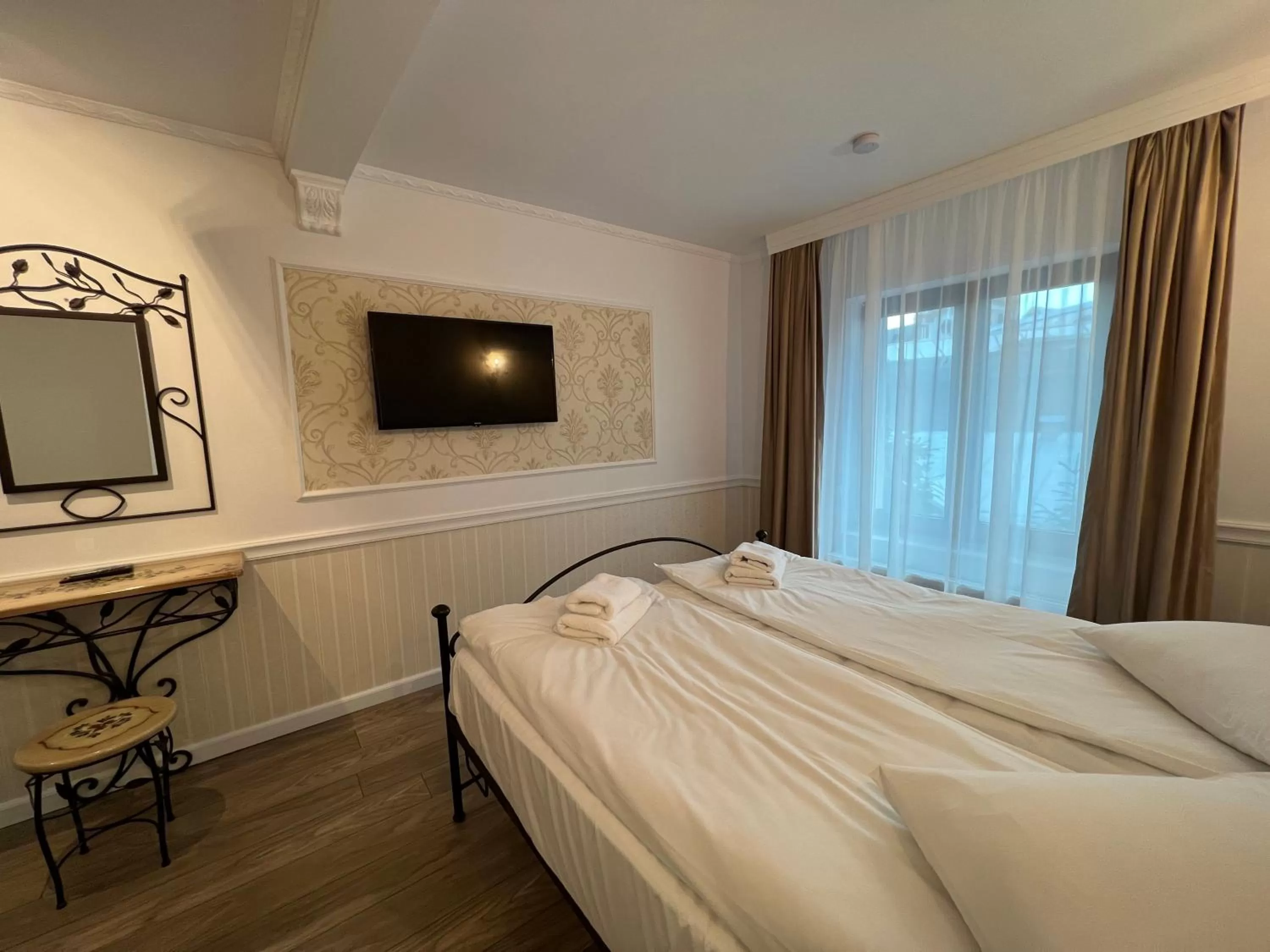 Photo of the whole room, Bed in Hotel Boutique Cathedral Plaza Residences room for rent downtown