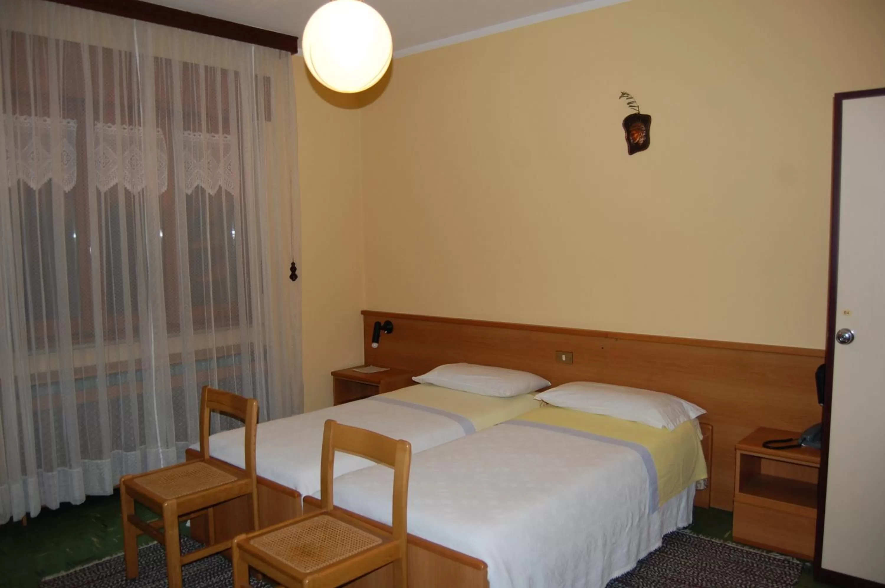 Bed in Albergo Motel Dosdè B&B