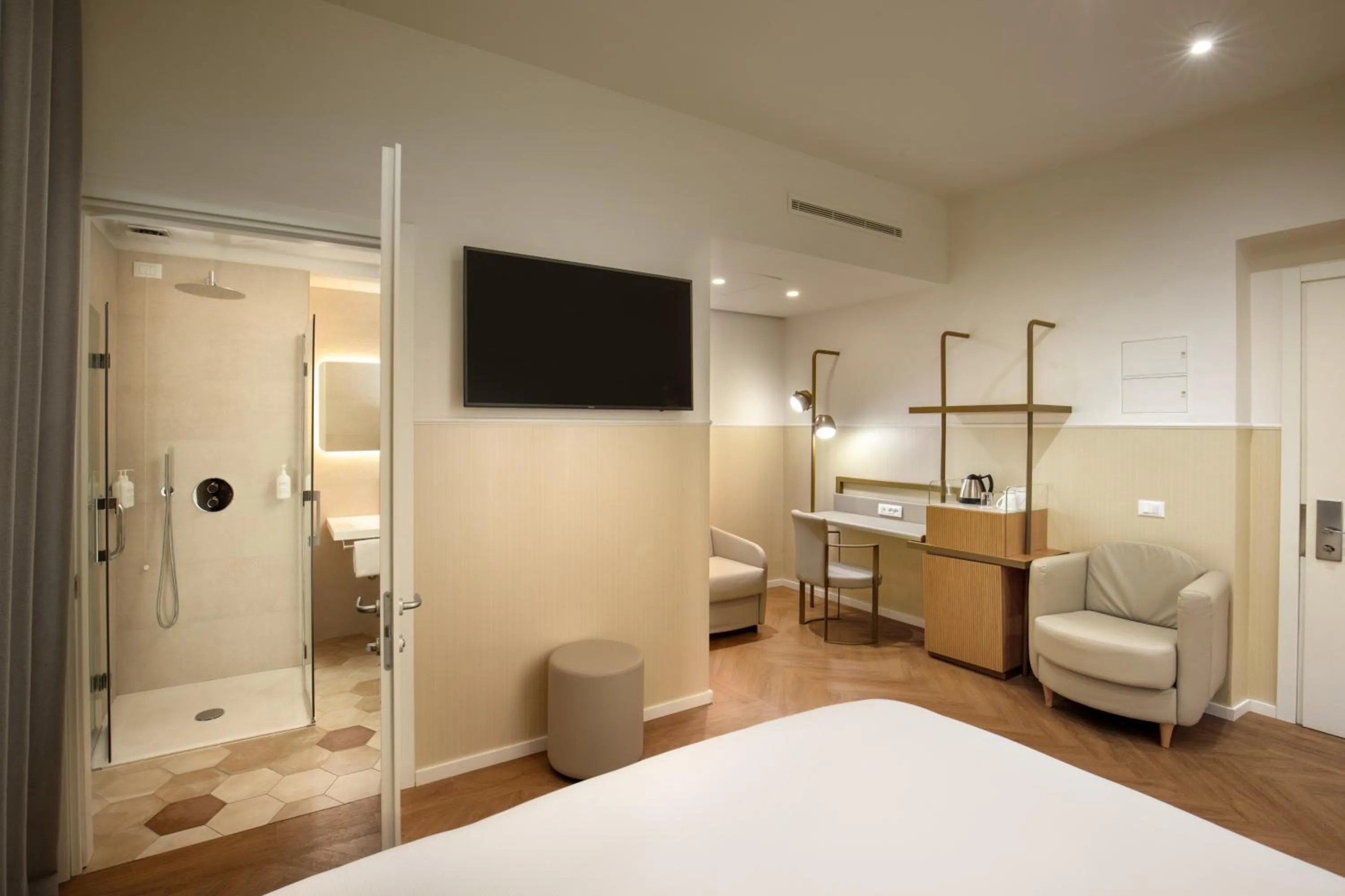 Facility for disabled guests, Bed in Cosmopolita Rome Colosseum, Tapestry Collection by Hilton