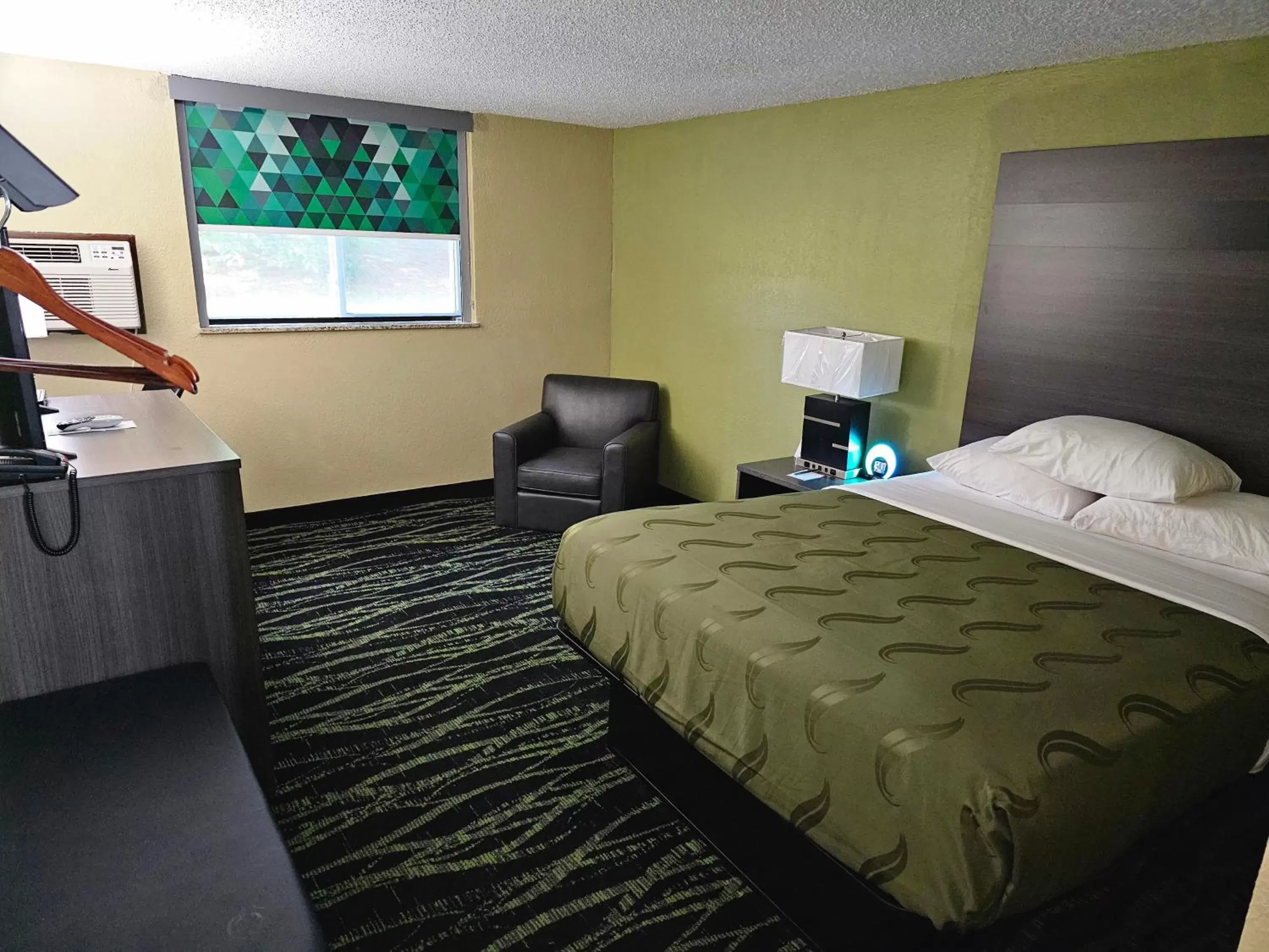 Queen Room with Roll-In Shower - Disability Access/Non Smoking in Red Lion Inn and Suites Liberty Queen Room with Roll-In Shower - Disability Access/Non Smoking in Red Lion Inn and Suites Liberty