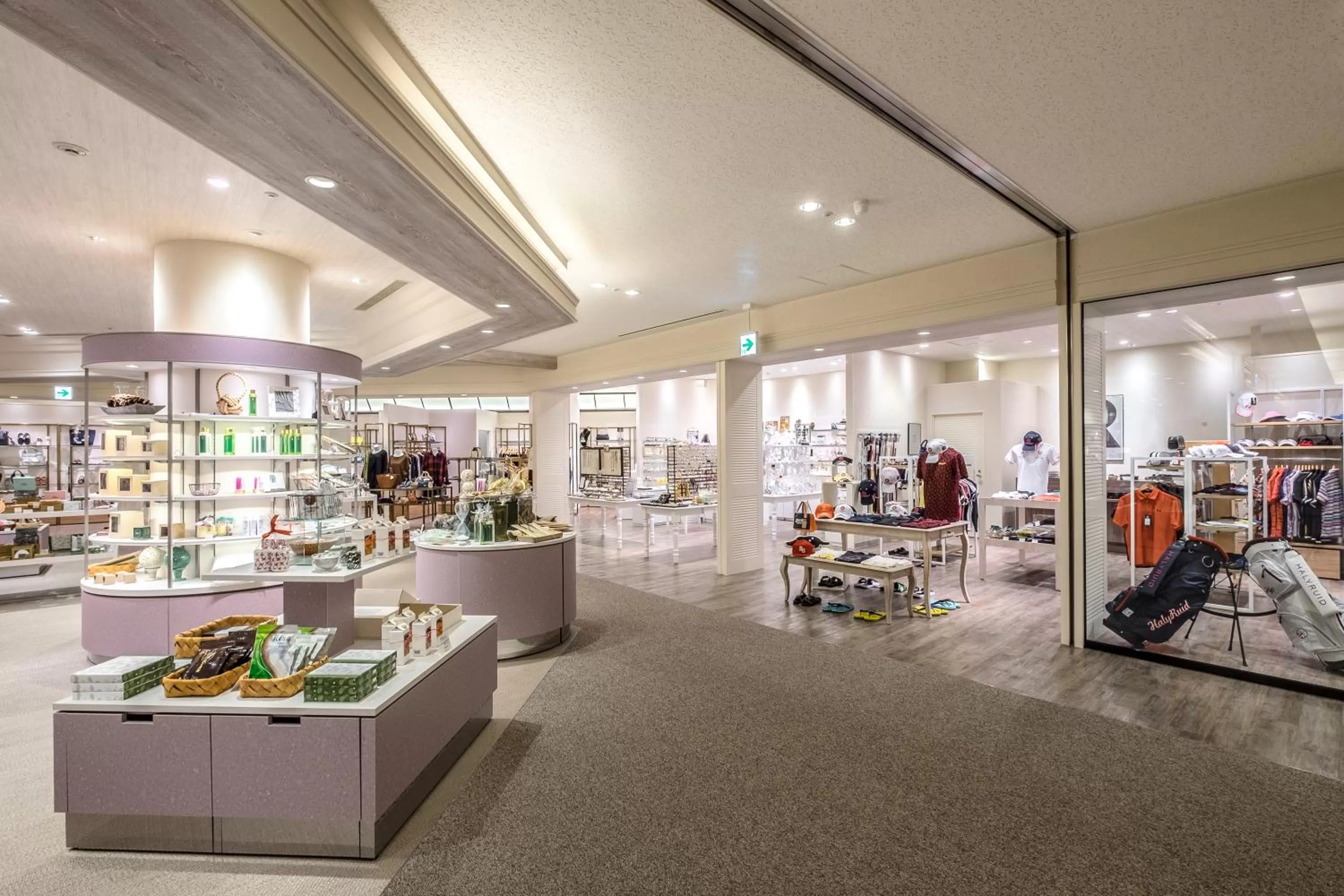 On-site shops in Phoenix Seagaia Ocean Tower