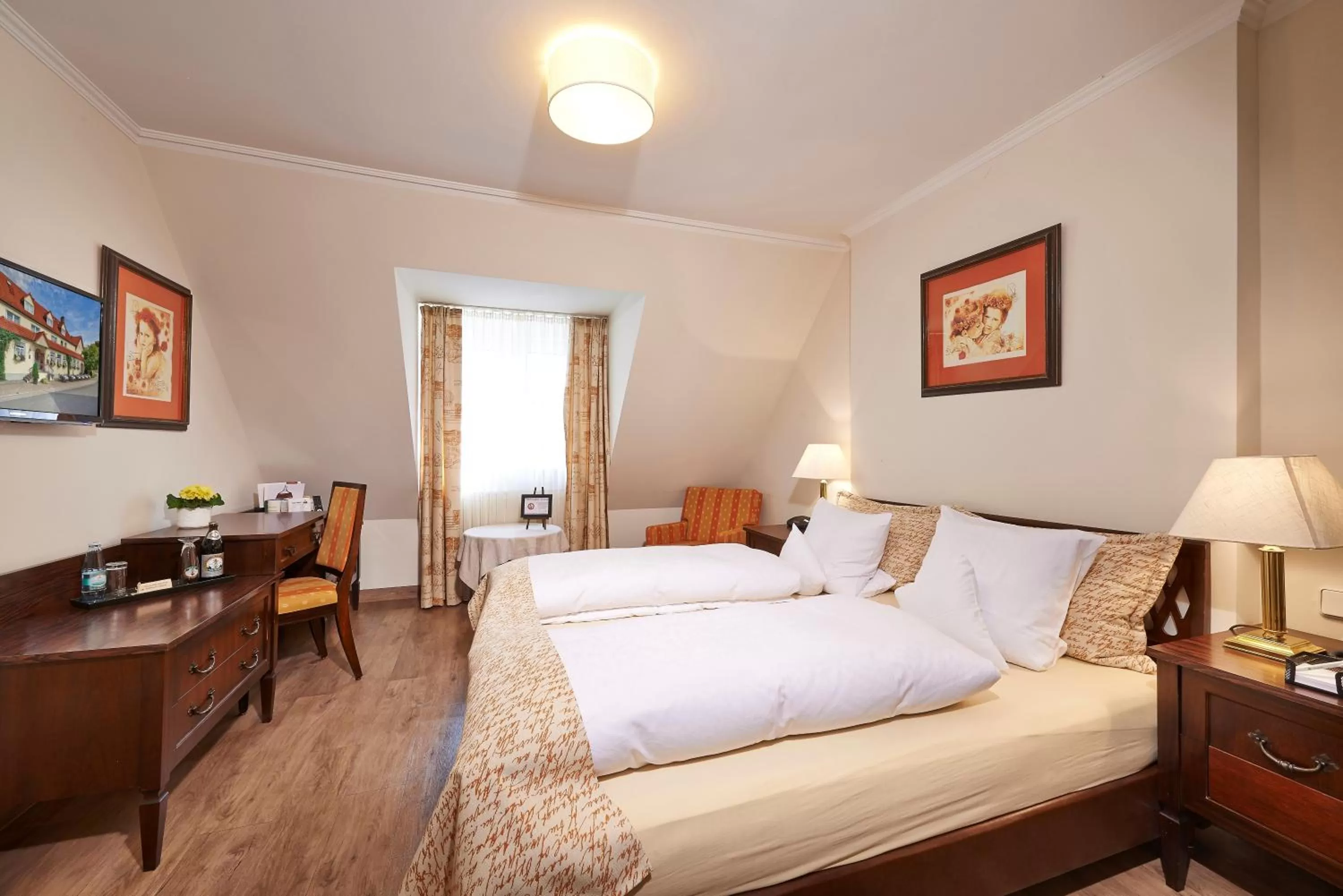 Photo of the whole room, Bed in Brauereigasthof Zum Löwenbräu