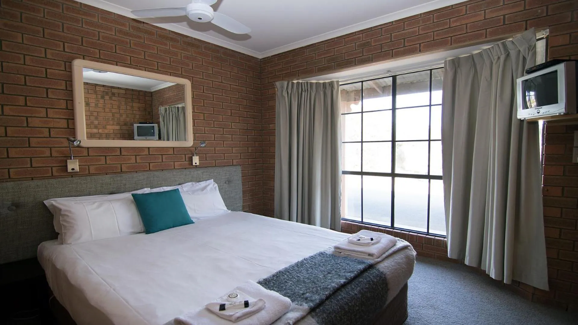 Bedroom, Bed in Ashleigh Court Motor Inn