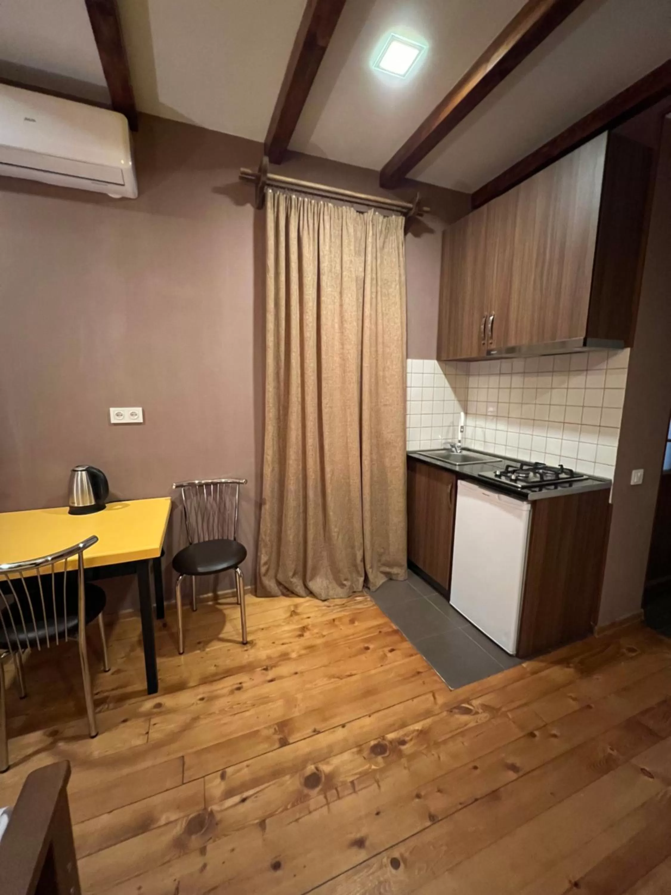 Kitchen/Kitchenette in Borjomi Yellow Hotel