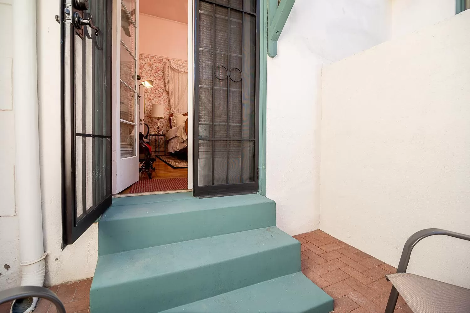 Facade/entrance in The Blenman Inn