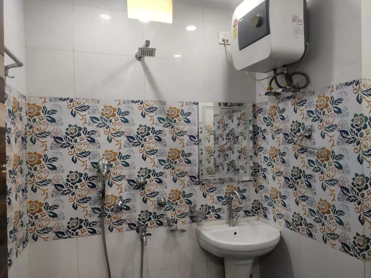 HOTEL CENTRAL SQUARE "A Couple Friendly Hotel"