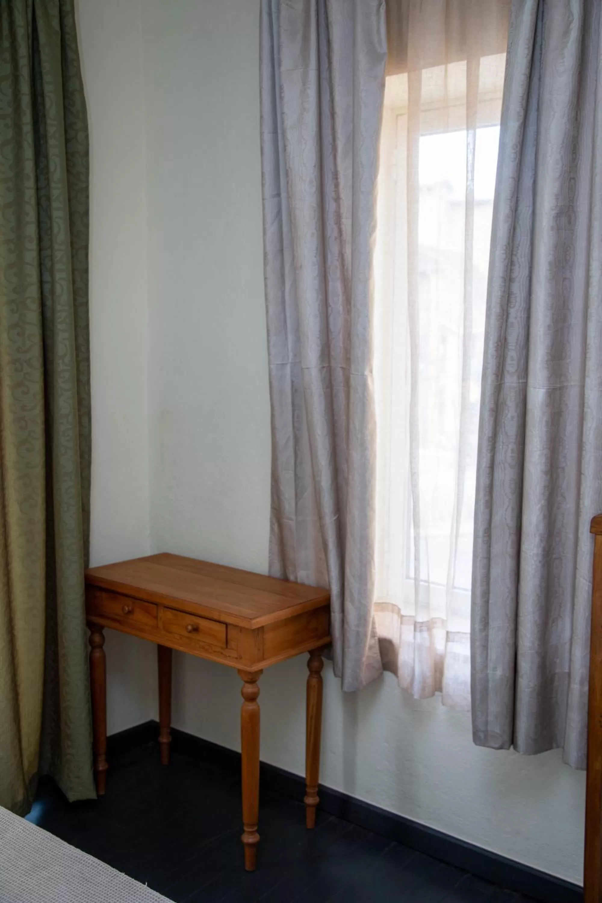 hair dresser, Bed in Hotel La Villette