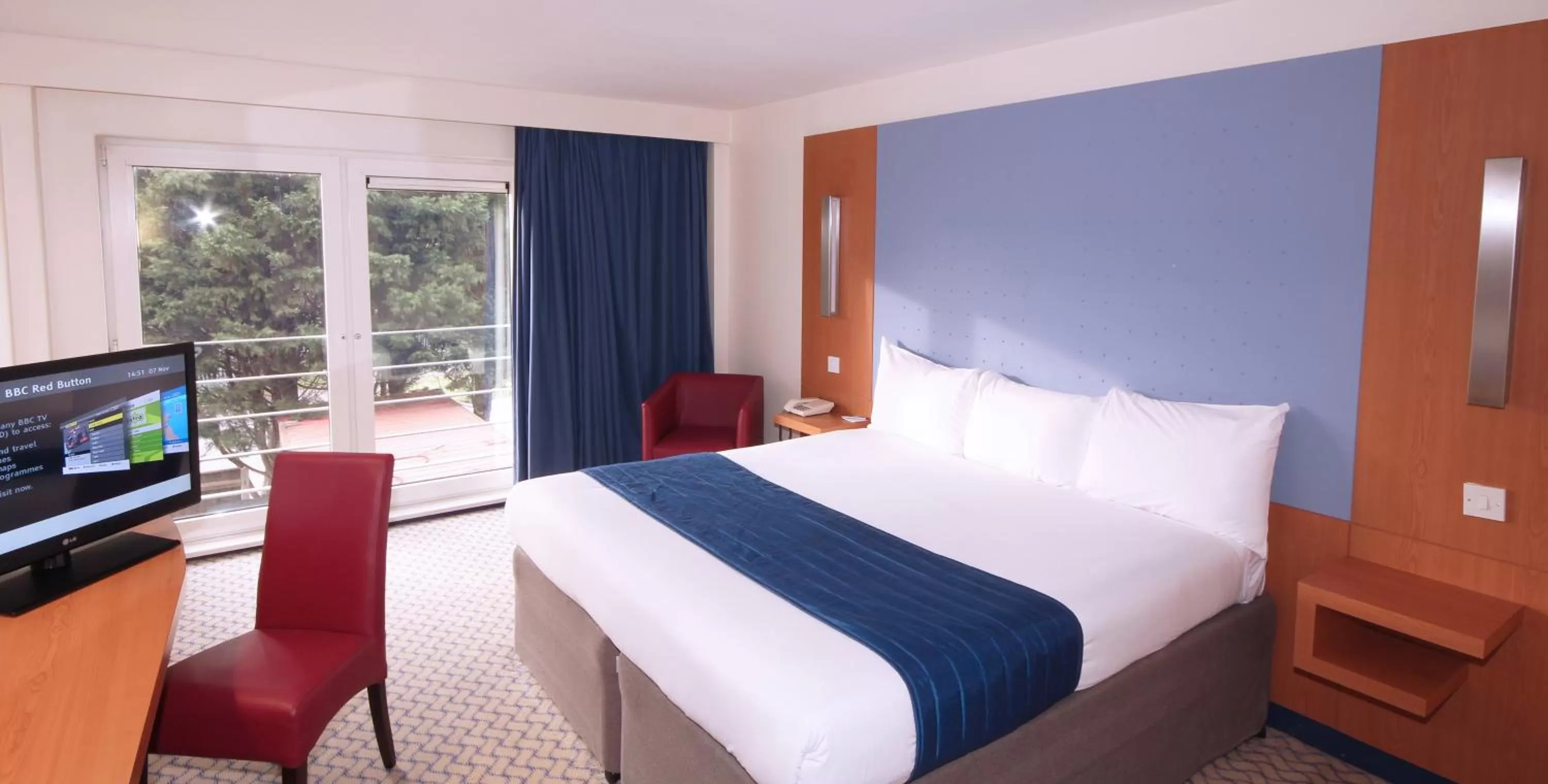 Bedroom, Bed in Ramada London North
