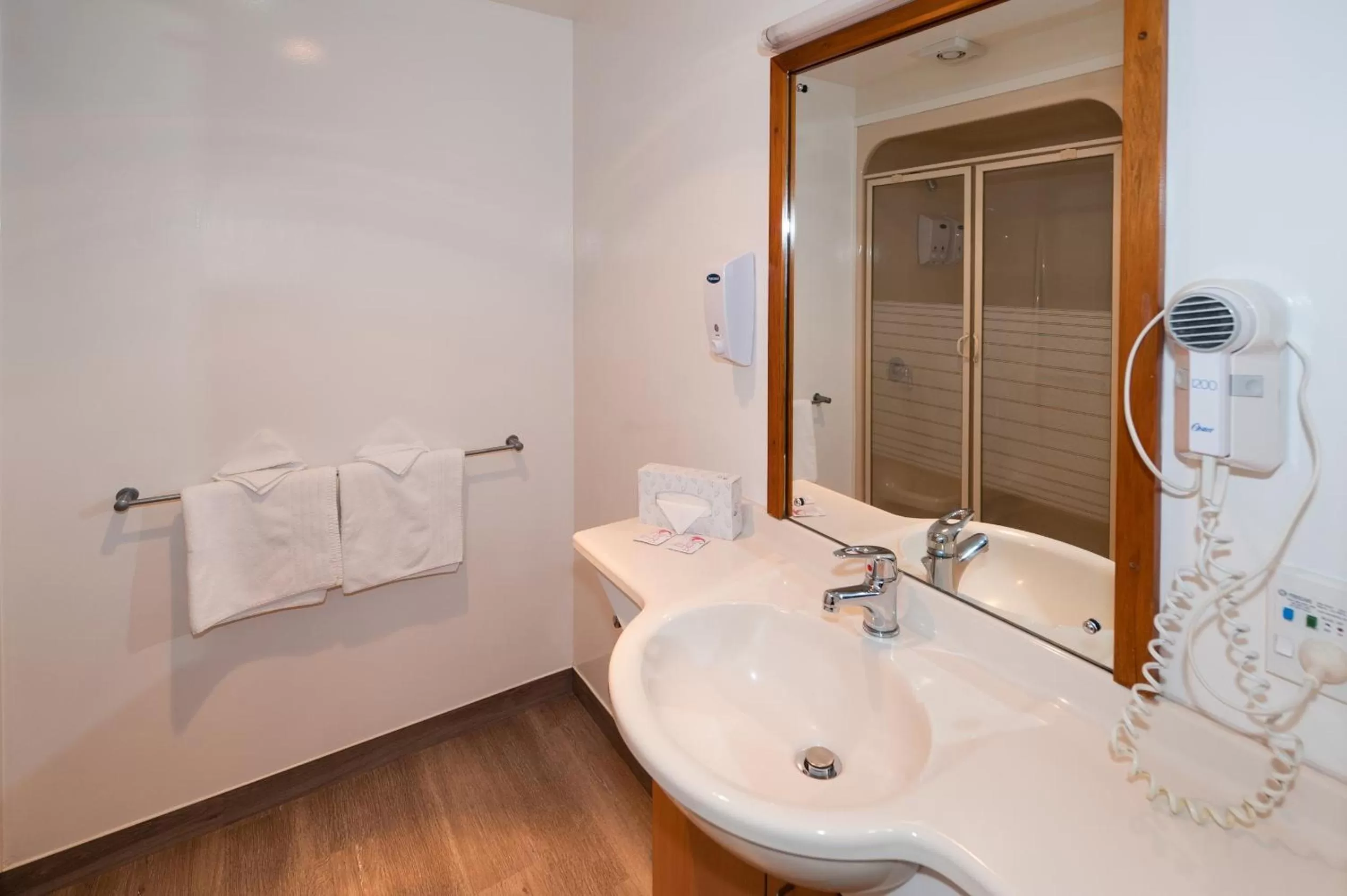 Shower in Country Glen Lodge