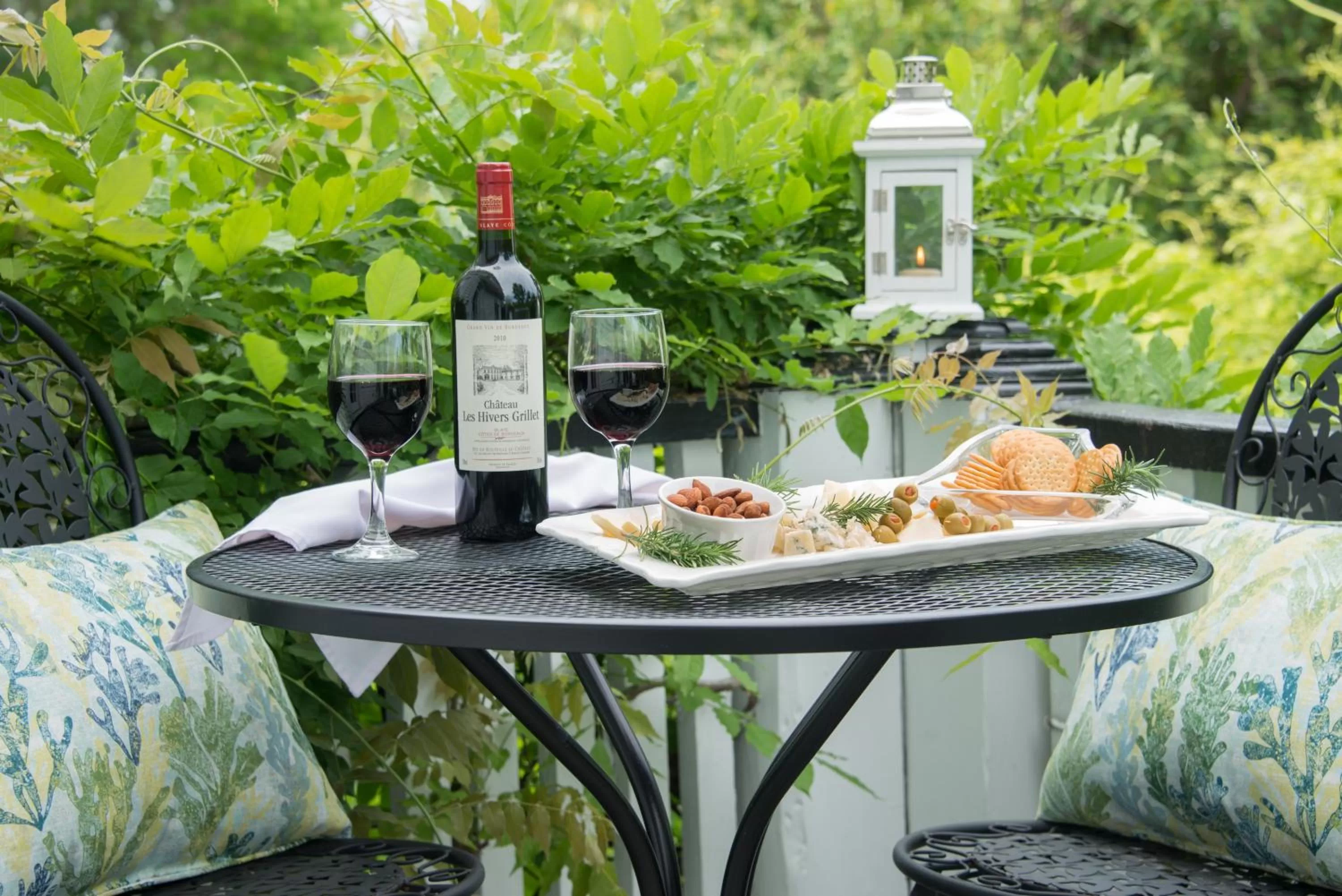 Food and drinks in White Doe Inn Bed & Breakfast