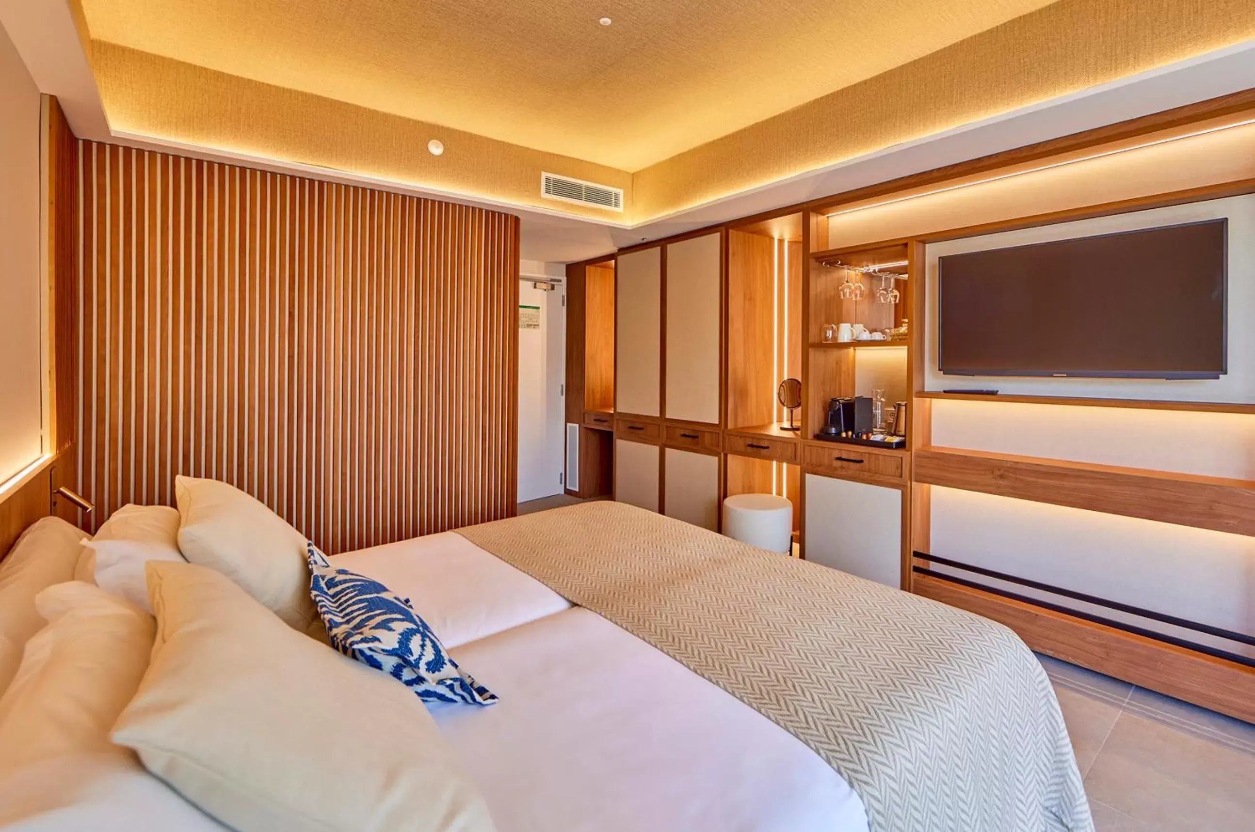 Double or Twin Room with Side Sea View in Universal Grand León & Spa Double or Twin Room with Side Sea View in Universal Grand León & Spa