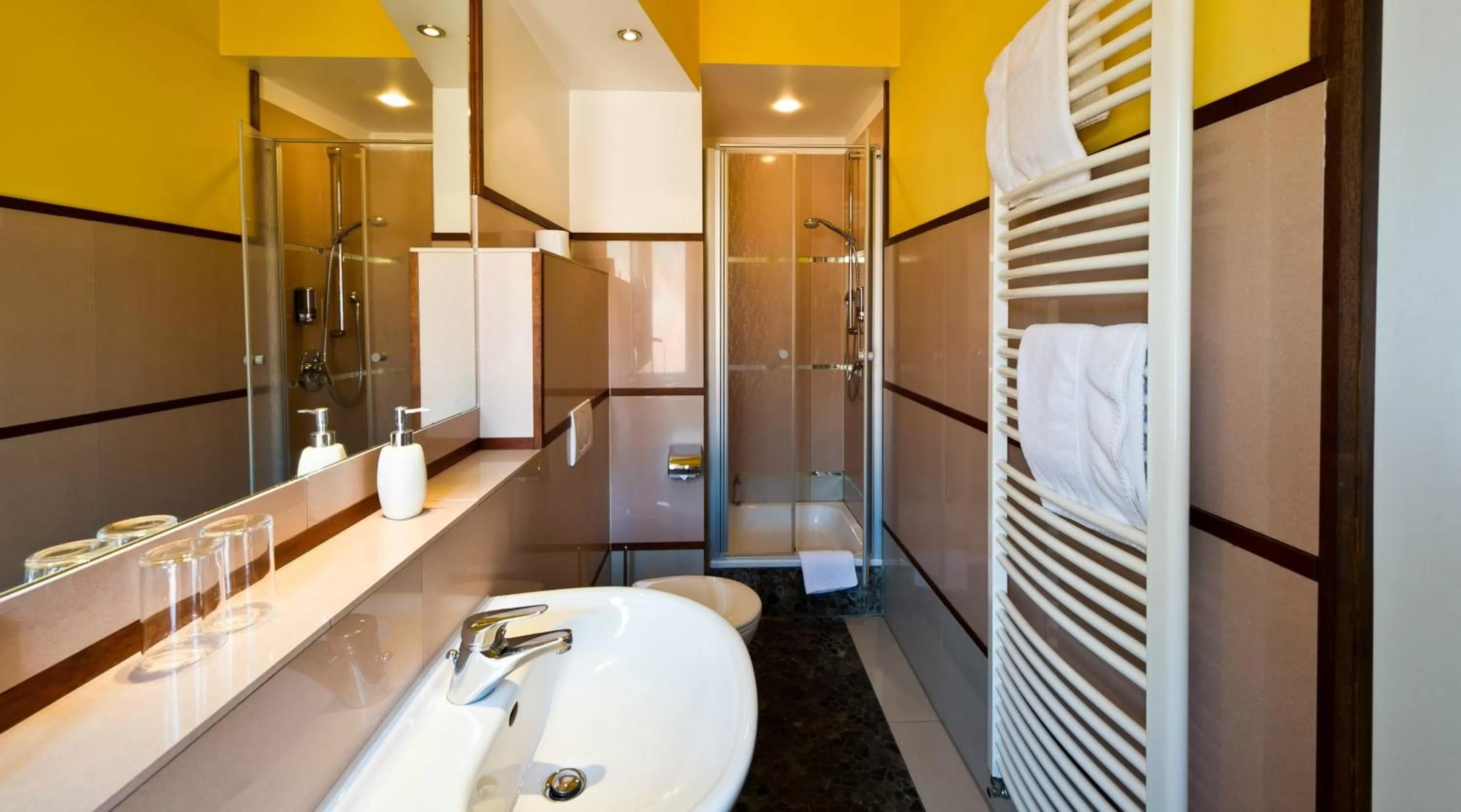 Bathroom in Hotel Monpti