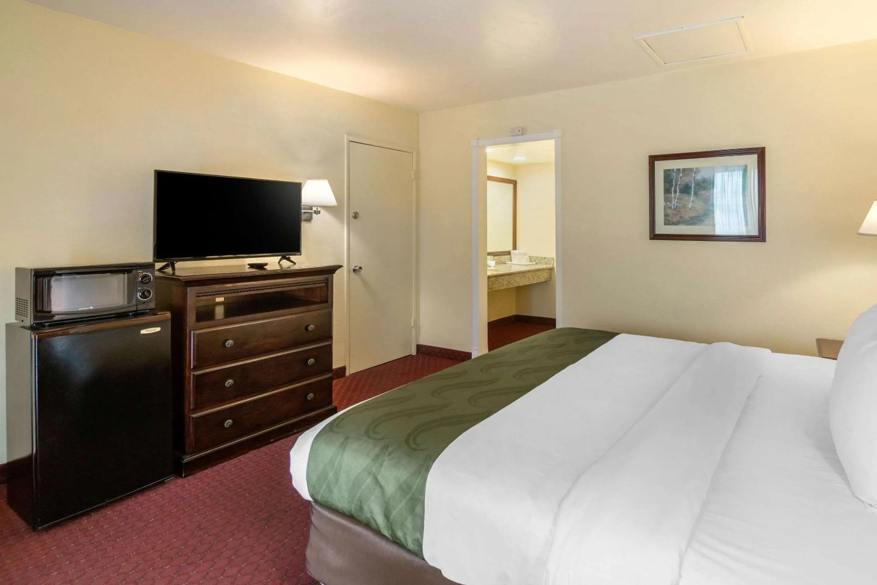 Photo of the whole room, Bed in Quality Inn & Suites El Cajon San Diego East