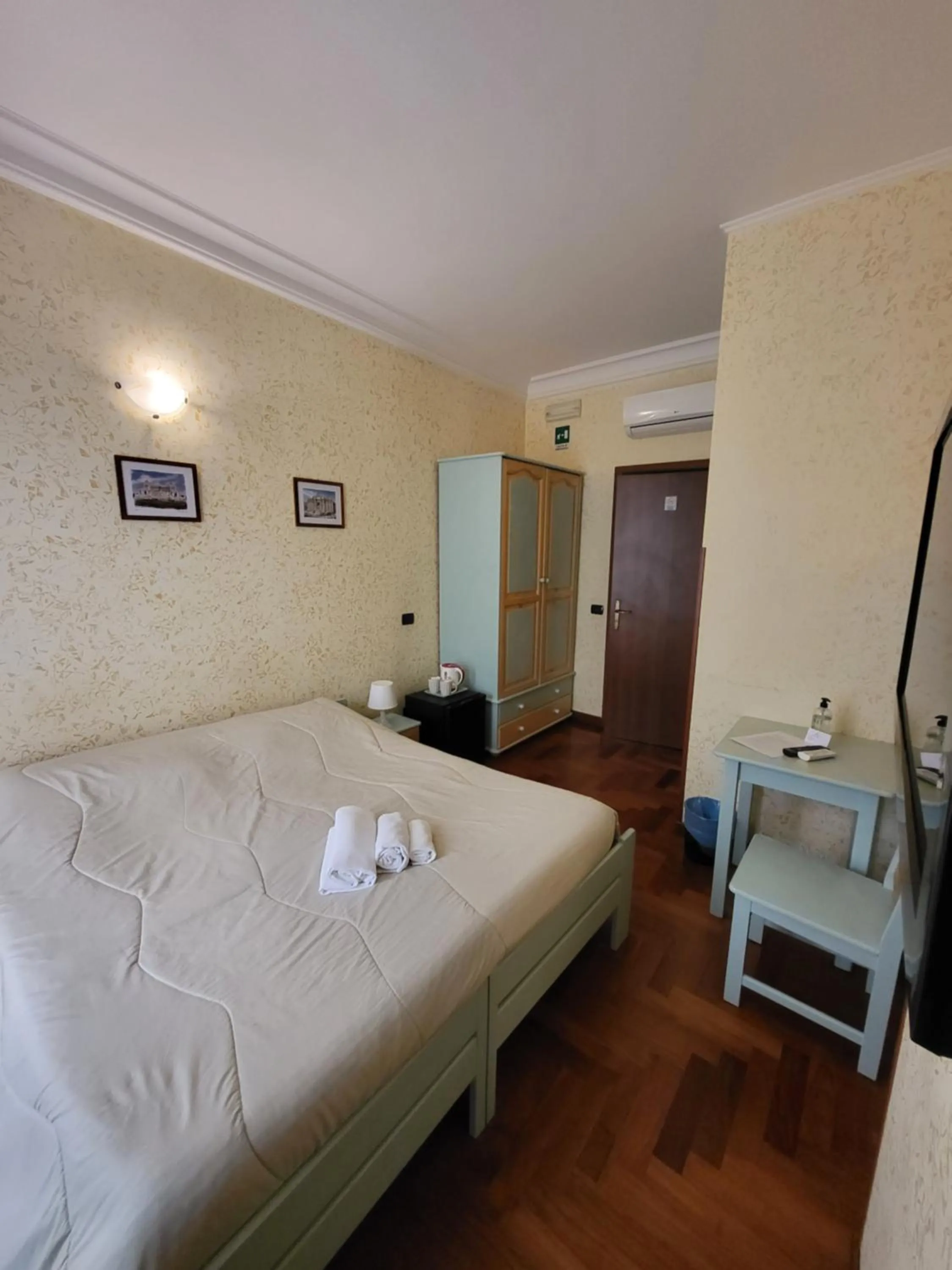 Bed in St. Peter's Rooms Rome