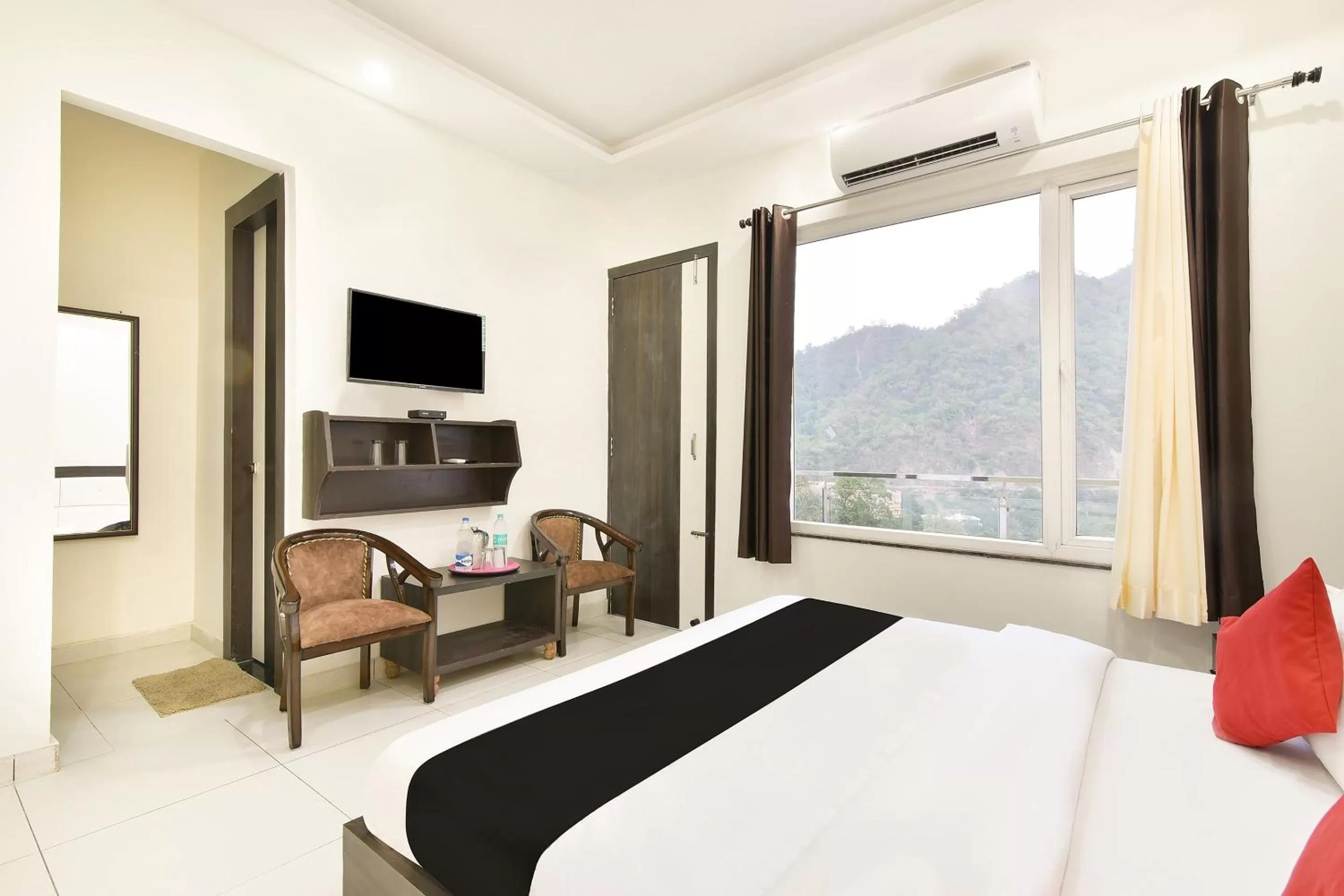 Bedroom in Capital O Yogasthali Inn Hotel And Spa