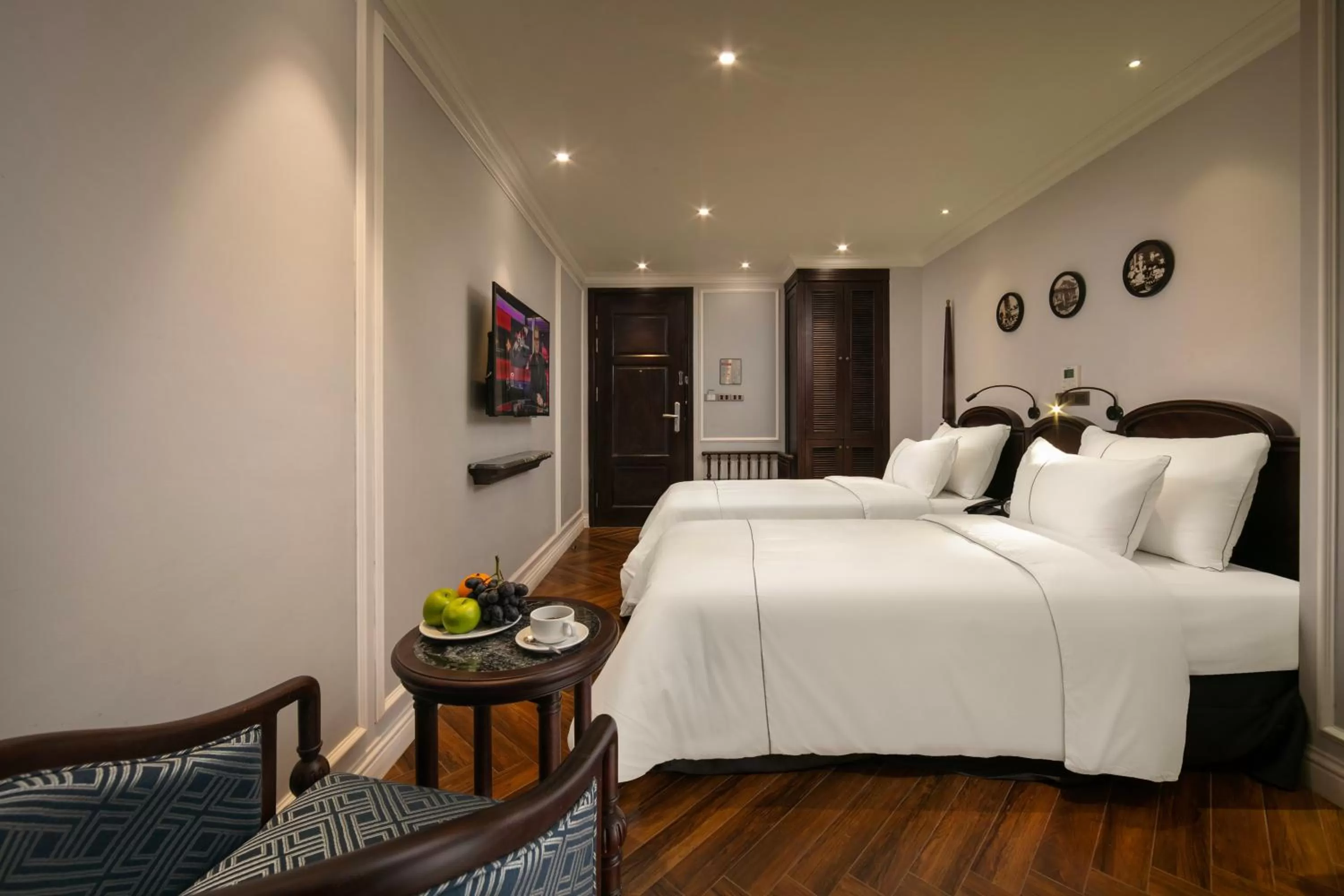 Photo of the whole room, Bed in Canary Hotel