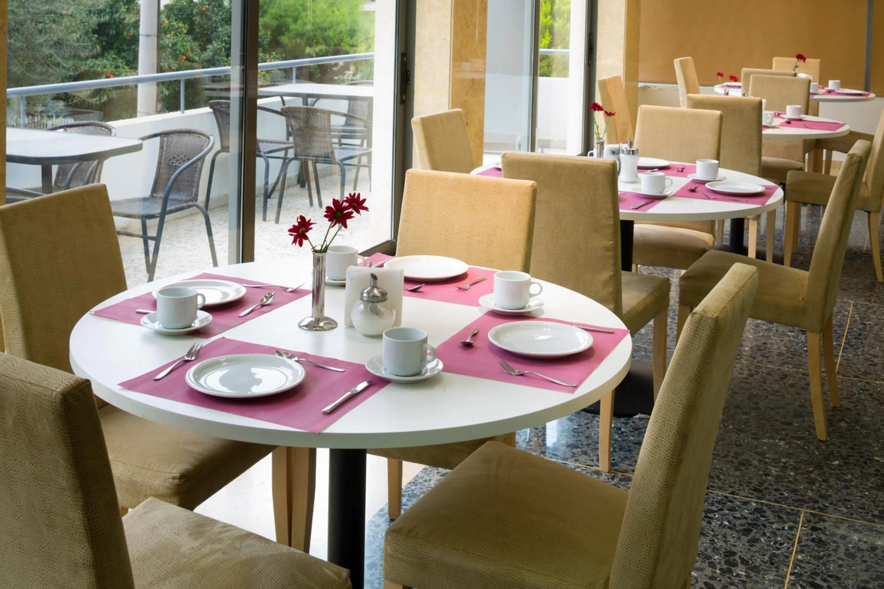 Restaurant/places to eat in Blue Sea Hotel Alimos