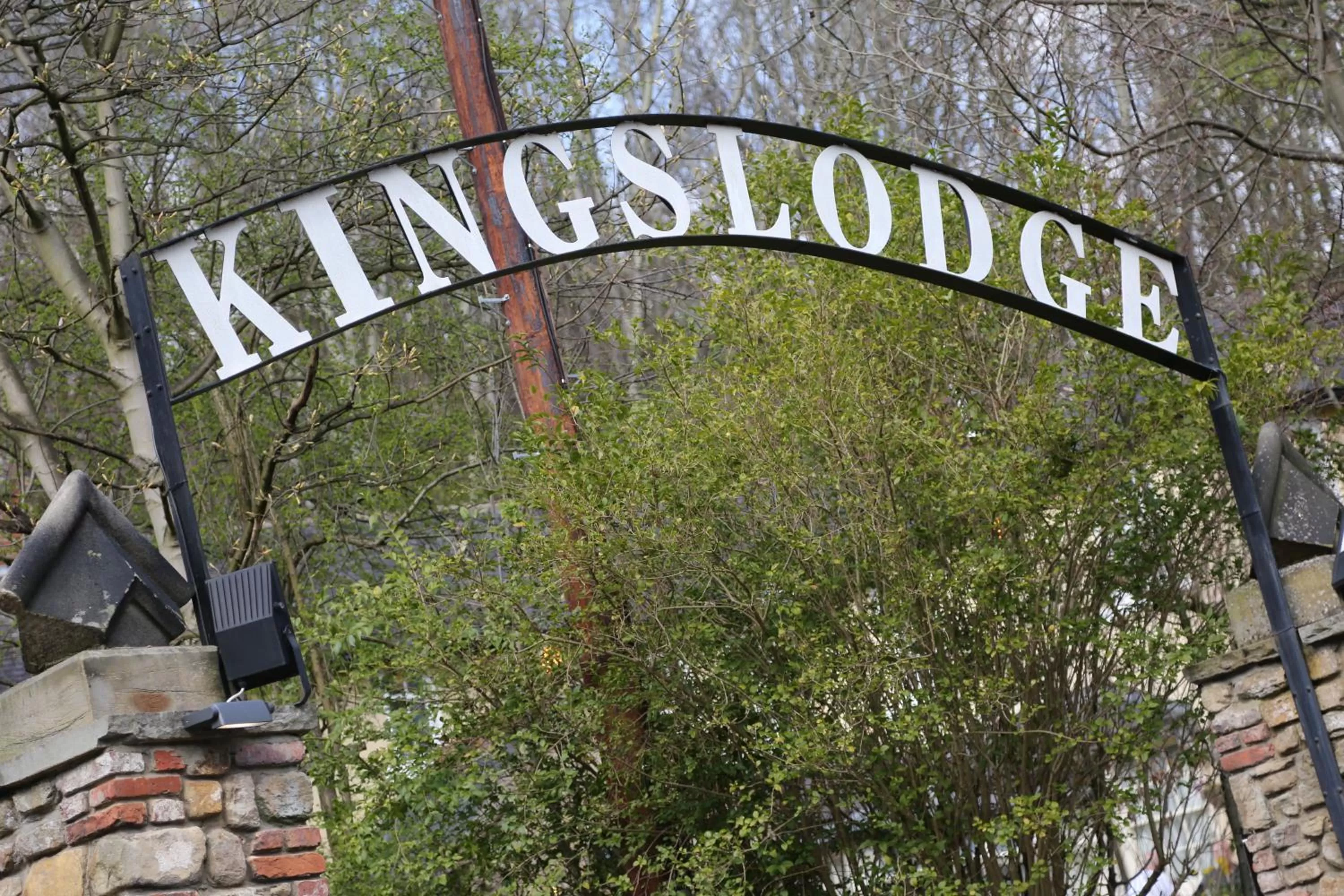 Facade/entrance in The Kingslodge Inn - The Inn Collection Group