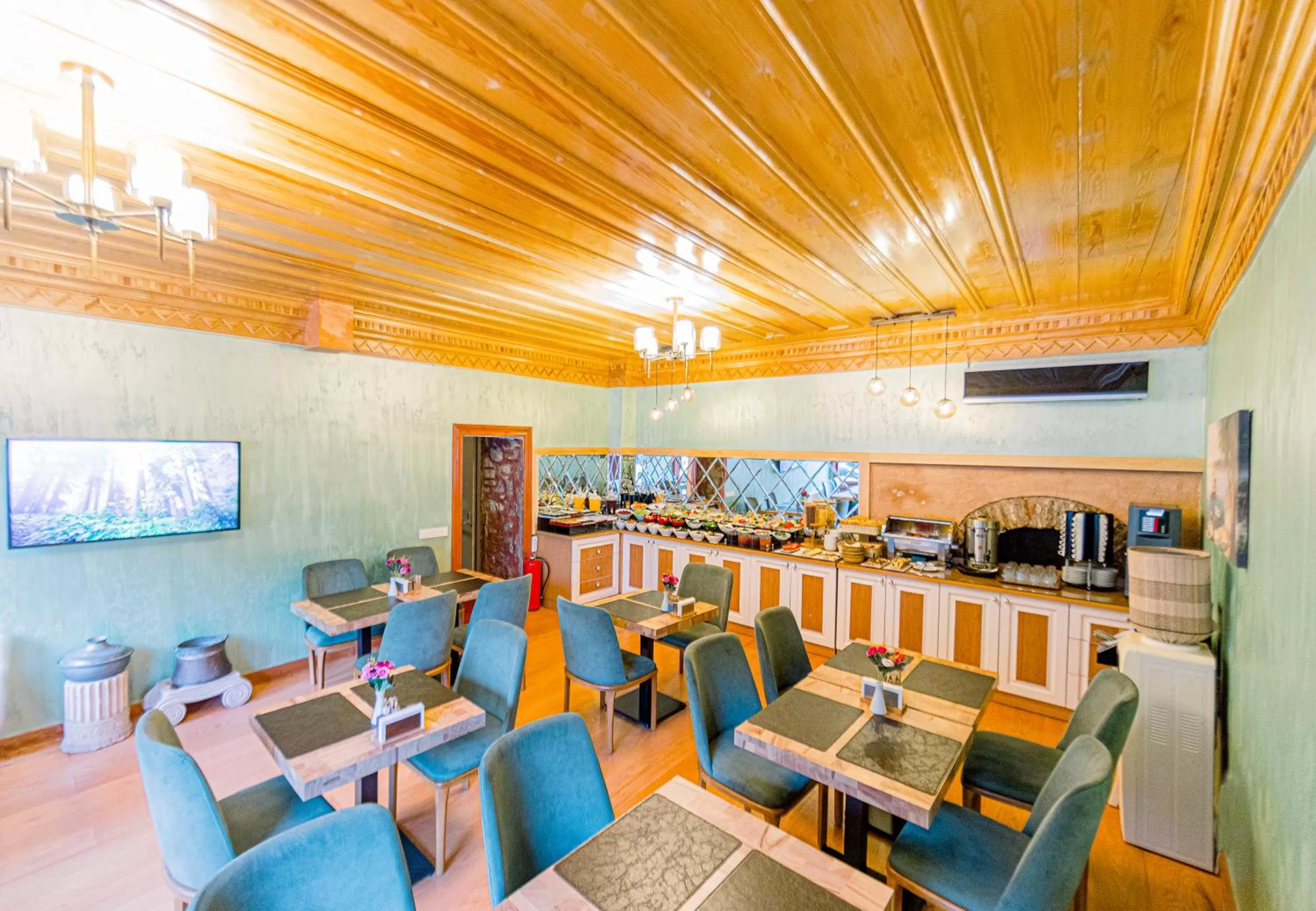 Restaurant/places to eat in Acacia Mansion Hotel