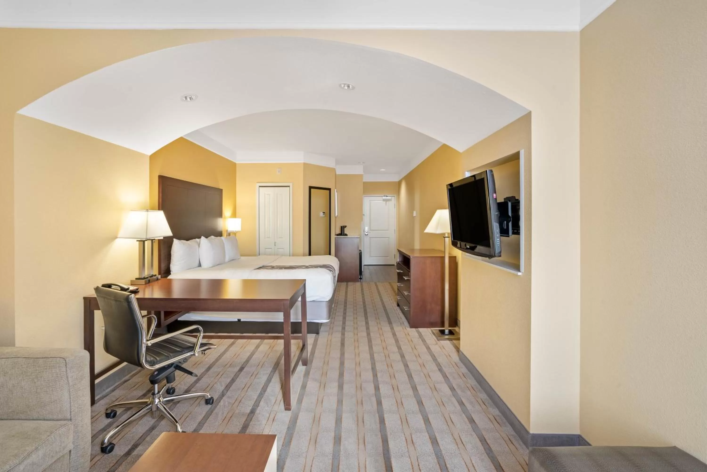 Living room, Bed in La Quinta by Wyndham Houston NW Beltway8/WestRD