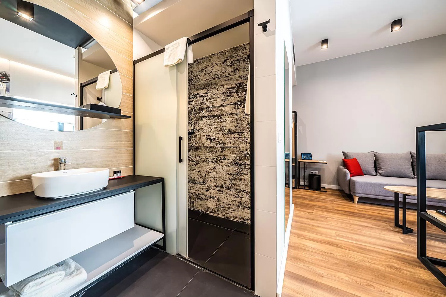 Shower, Bed in Up Hotel Budapest