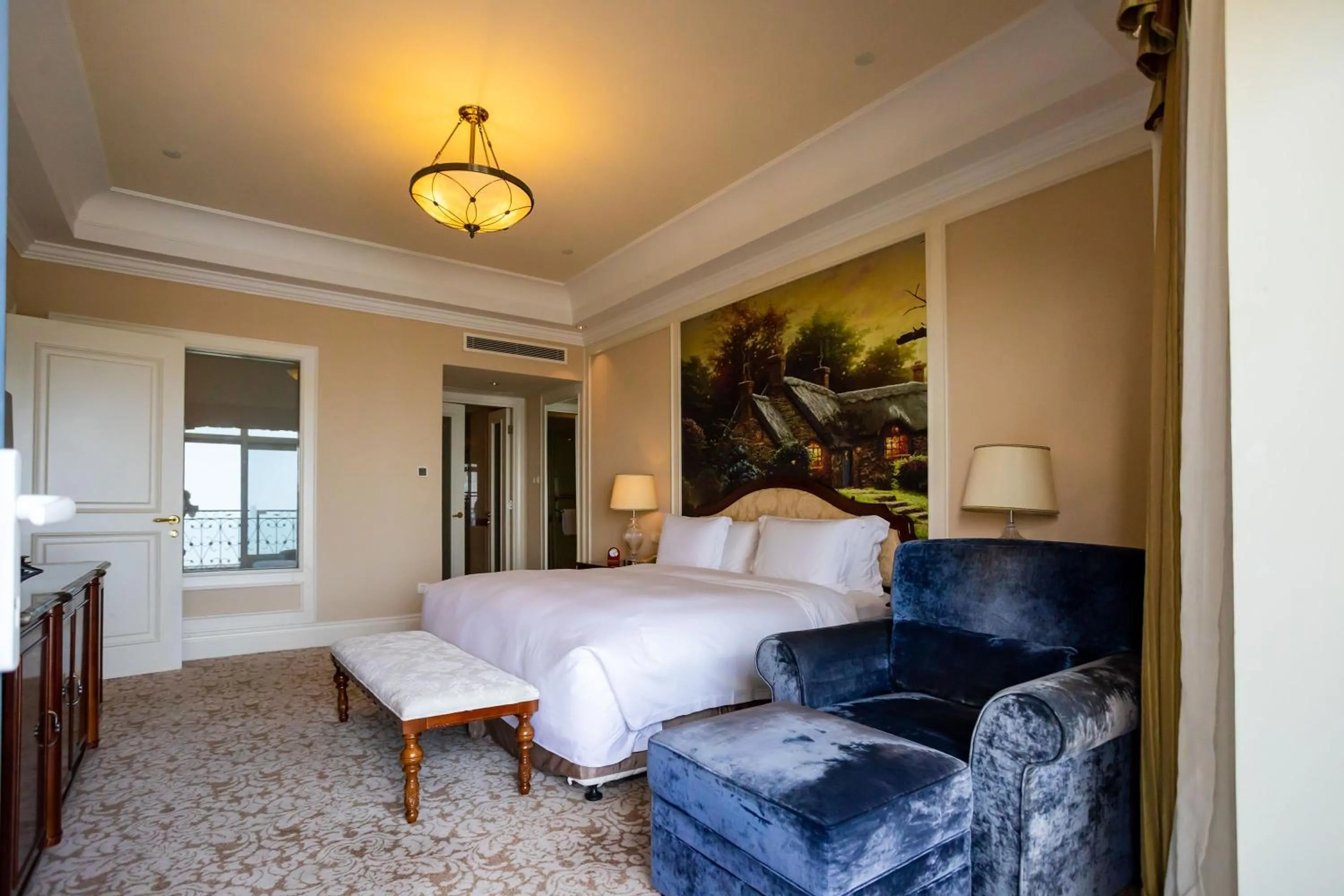 Photo of the whole room, Bed in Crowne Plaza Ocean Spring Resort by IHG