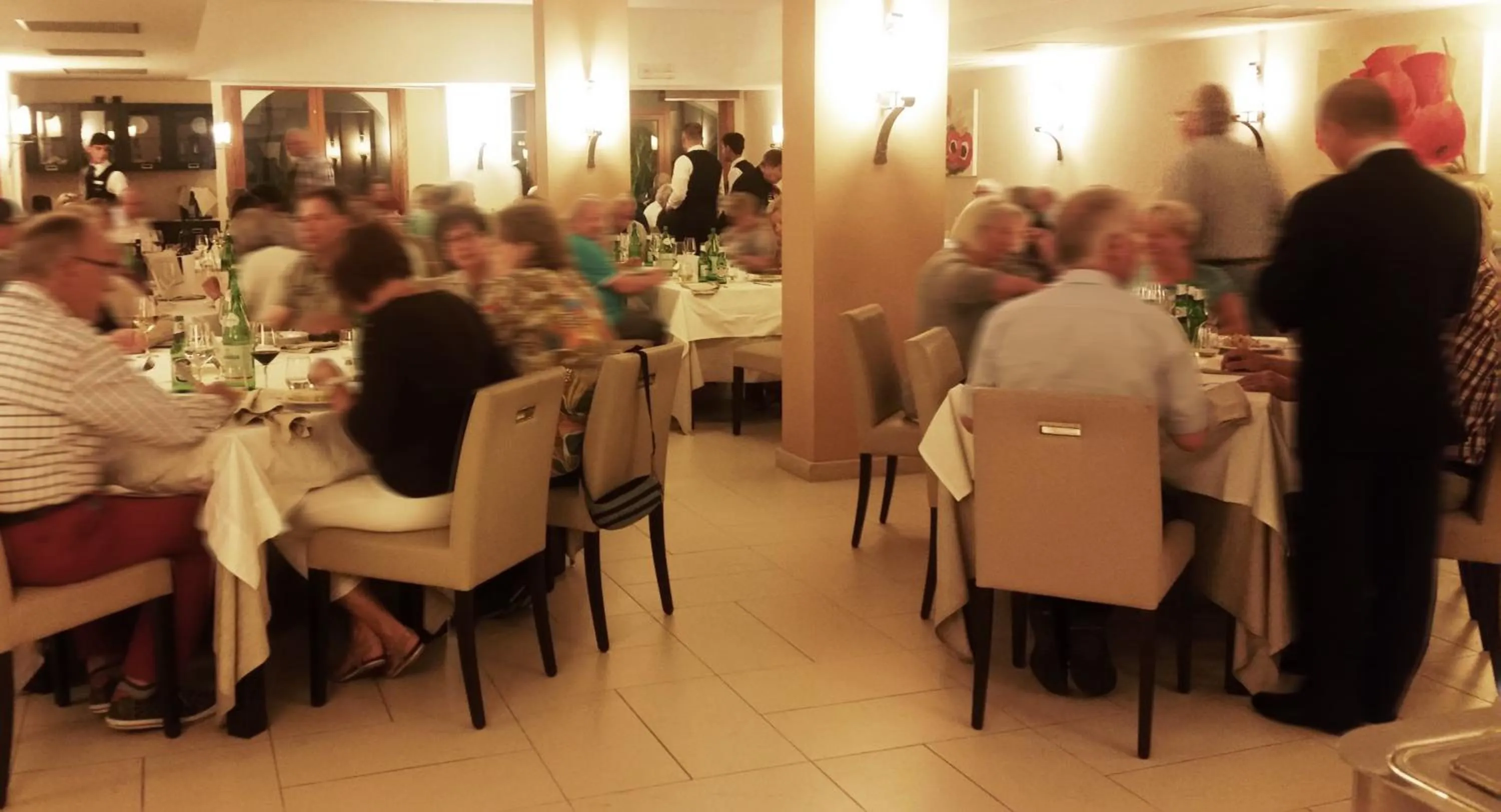 Restaurant/places to eat in Tropis Hotel