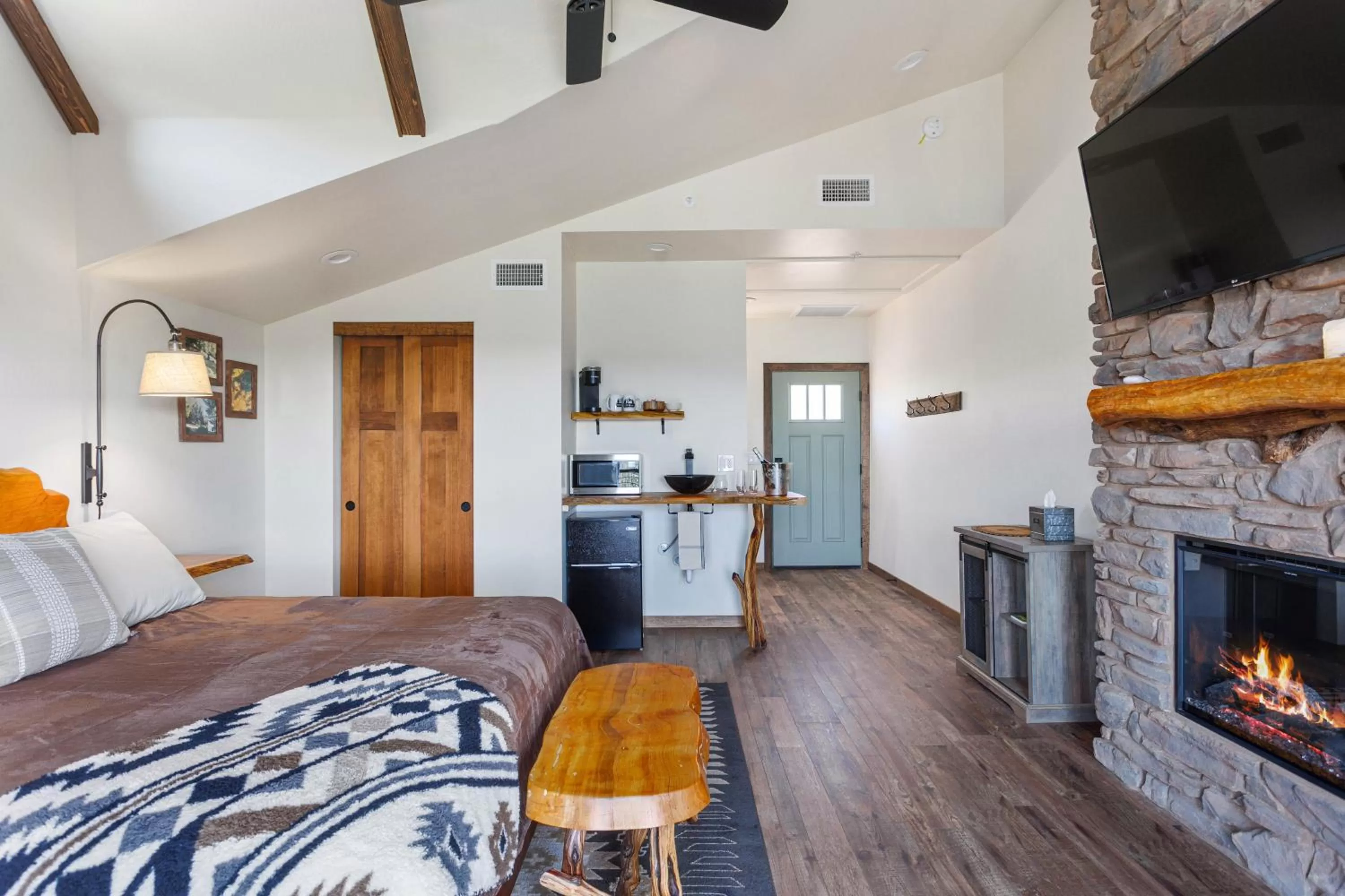 Photo of the whole room, Kitchen/Kitchenette in Lodge at 5600