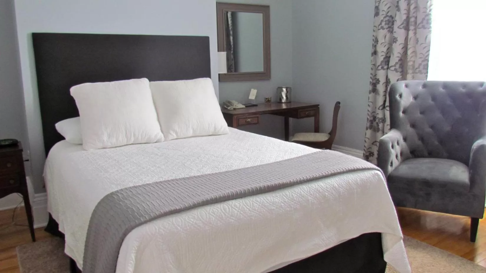 Bed in Shadow Lawn Inn