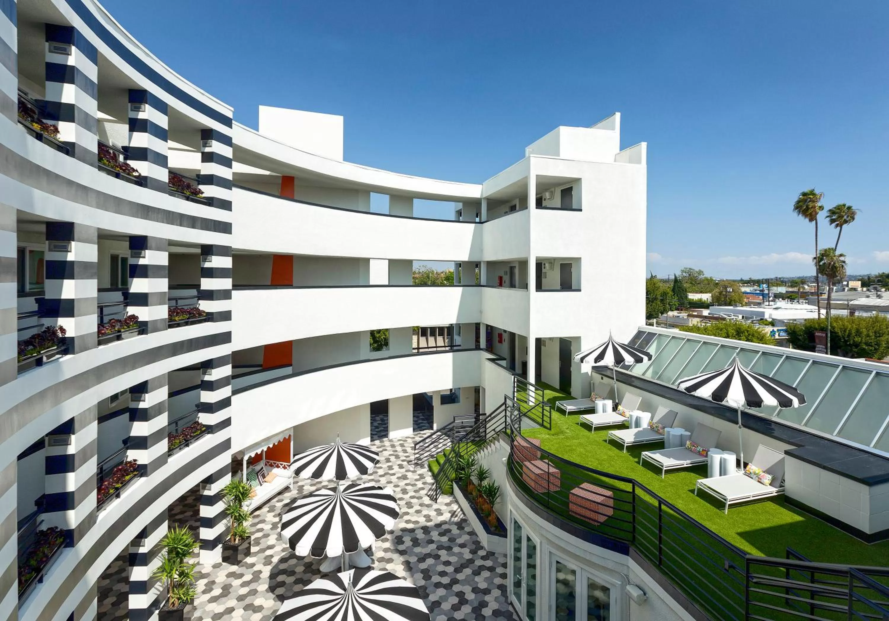 Inner courtyard view in Carlyle Inn