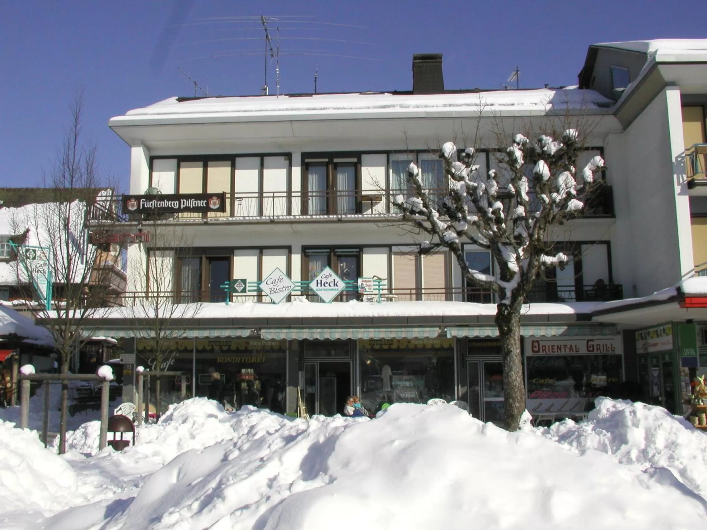 Facade/entrance, Winter in Gästehaus Café Heck Titisee
