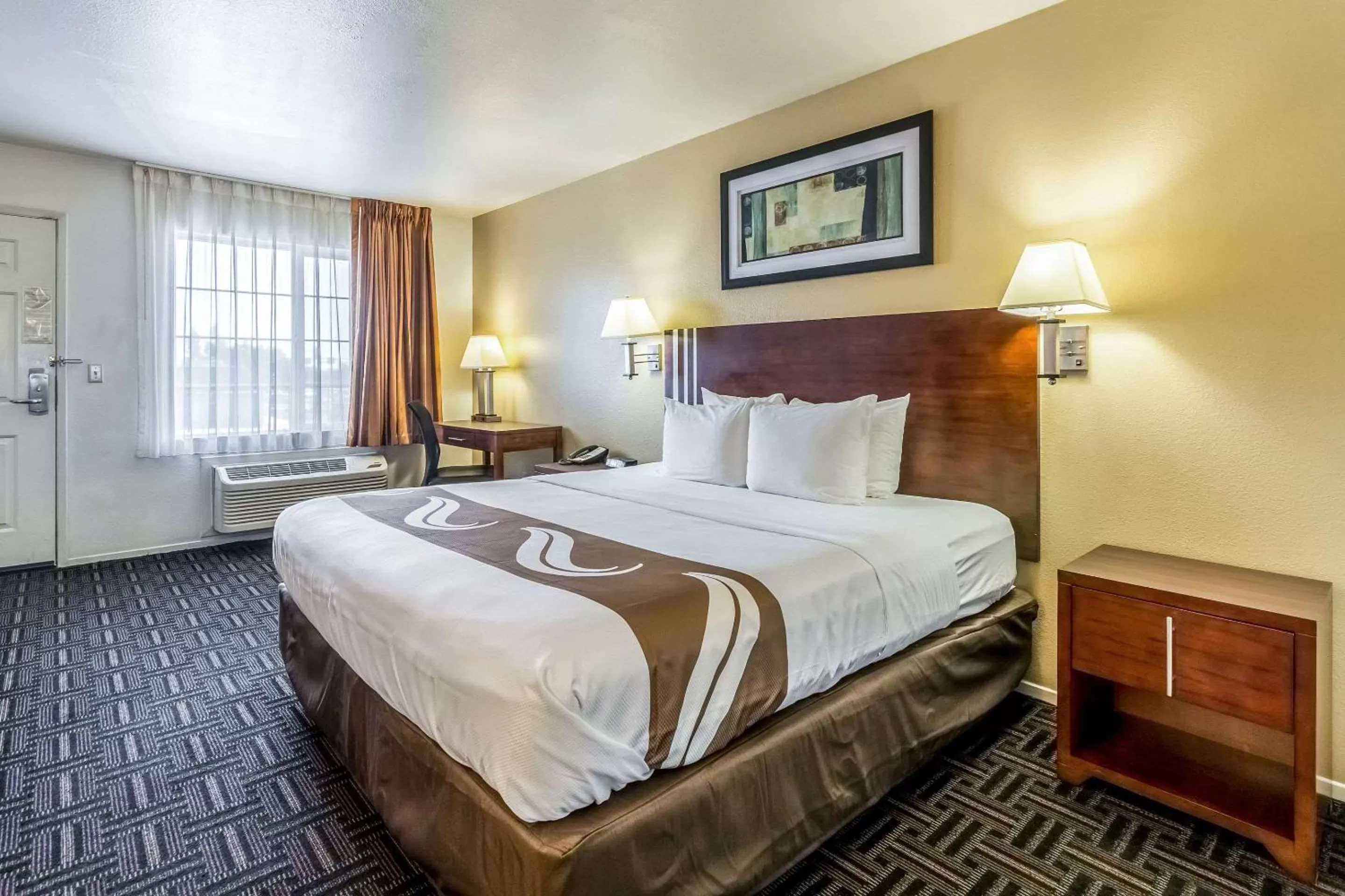 Photo of the whole room, Bed in Quality Inn Fresno Near University